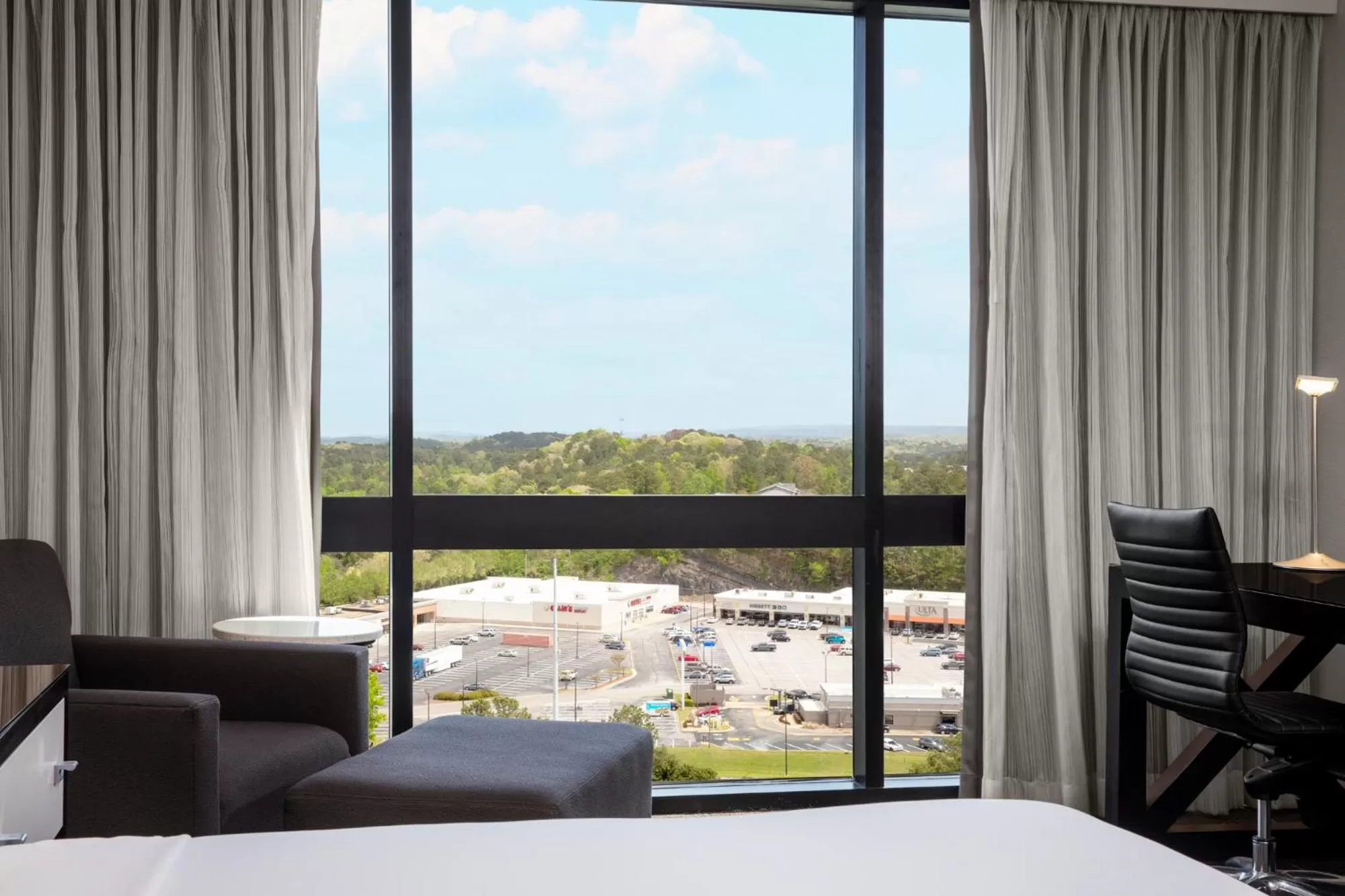 King Room with Accessible Tub - Disability Access in Hyatt Regency Birmingham - The Wynfrey Hotel