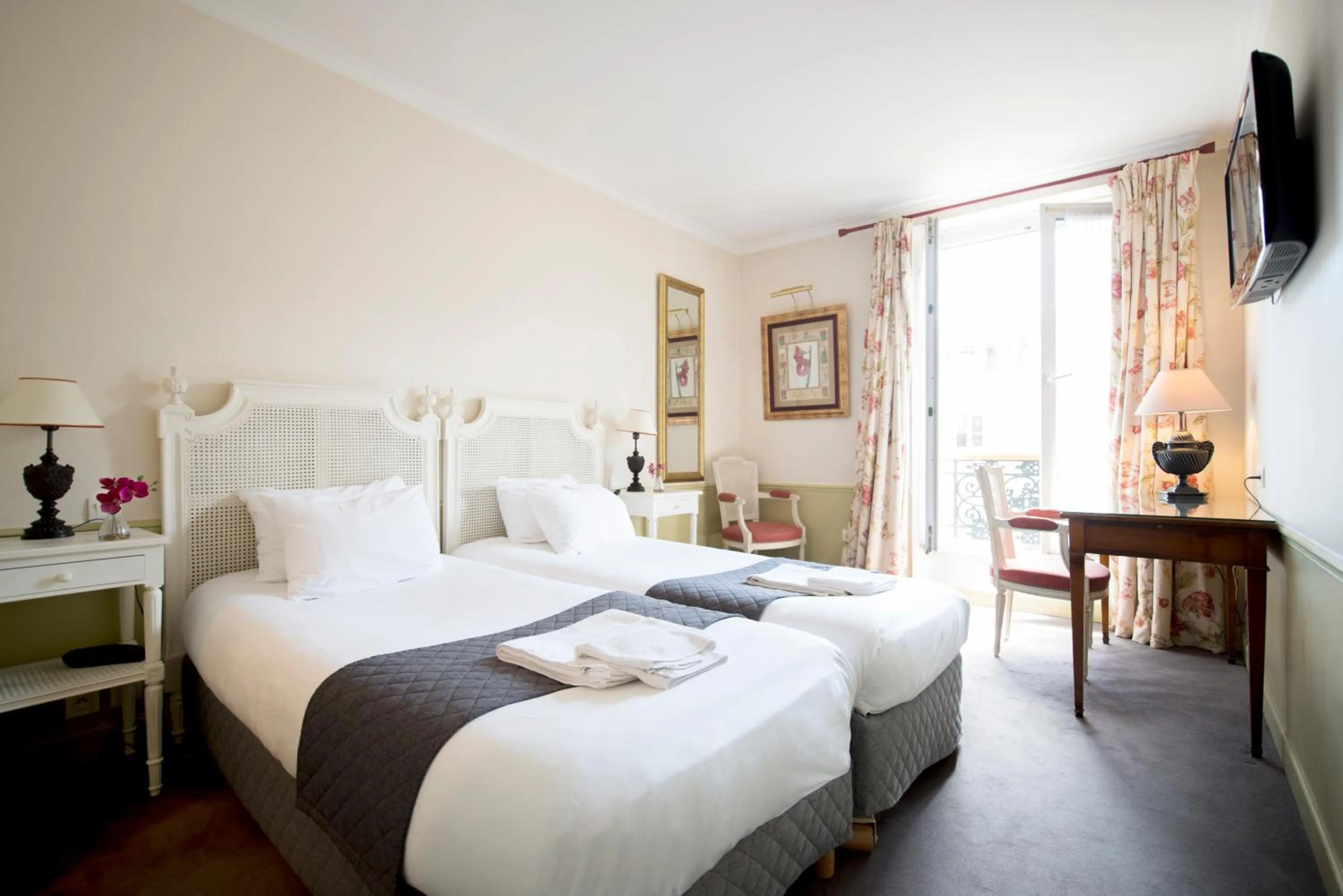 Superior Twin Room in France Louvre