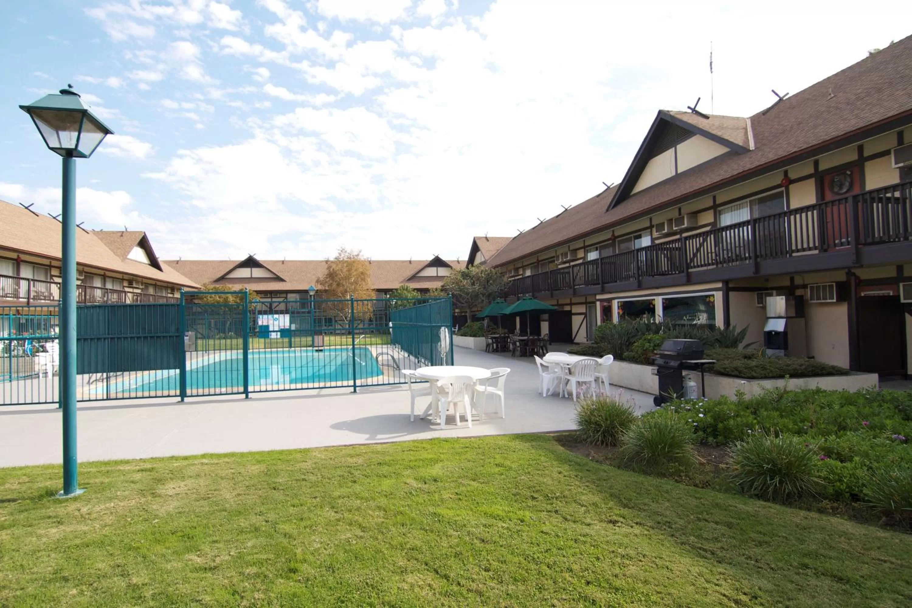 Queen Room with Garden View - Pet Friendly/Smoking in Best Western Andersen's Inn