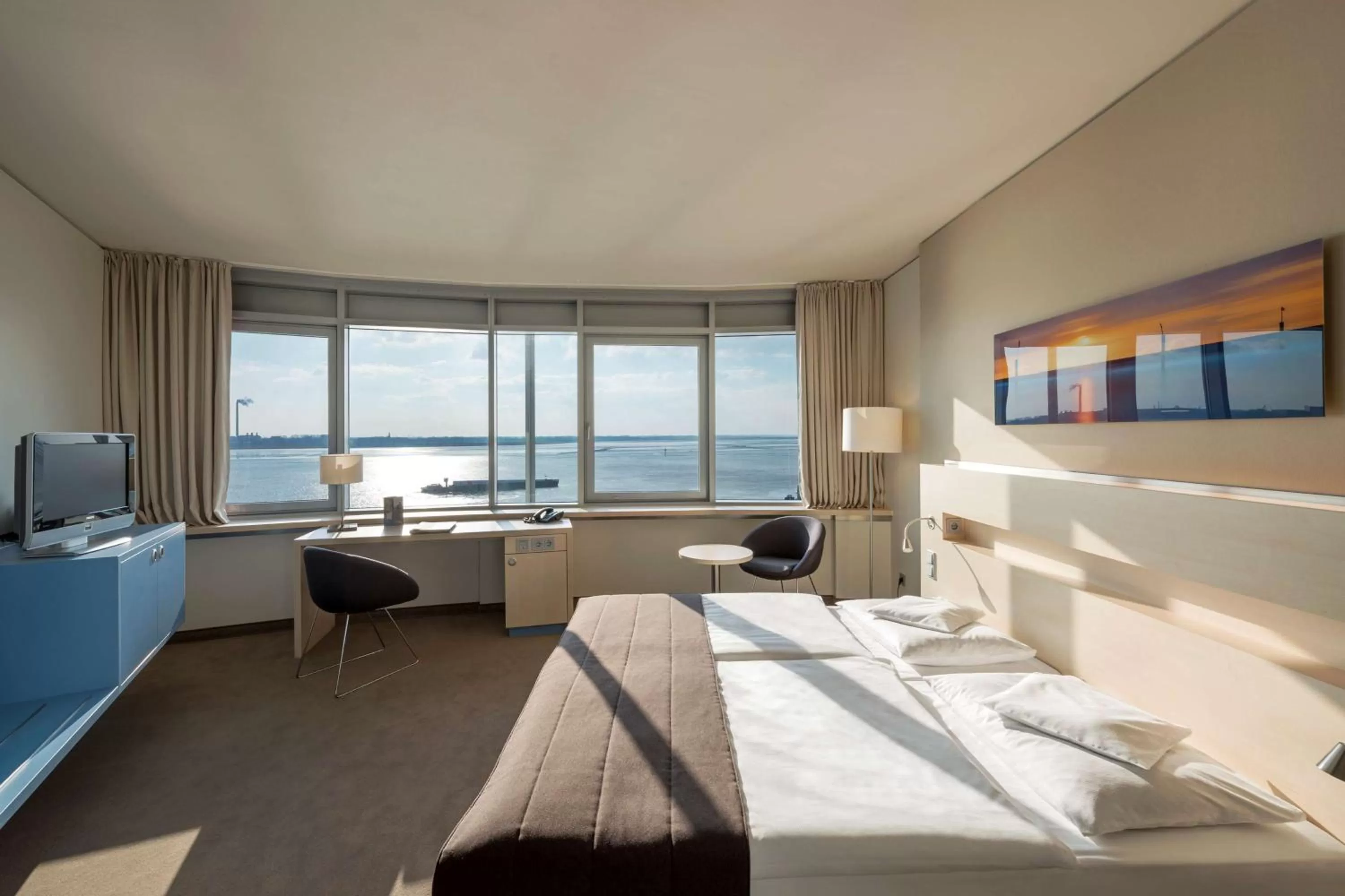 Deluxe Double Room with direct Weser View - single occupancy in ATLANTIC Hotel Sail City