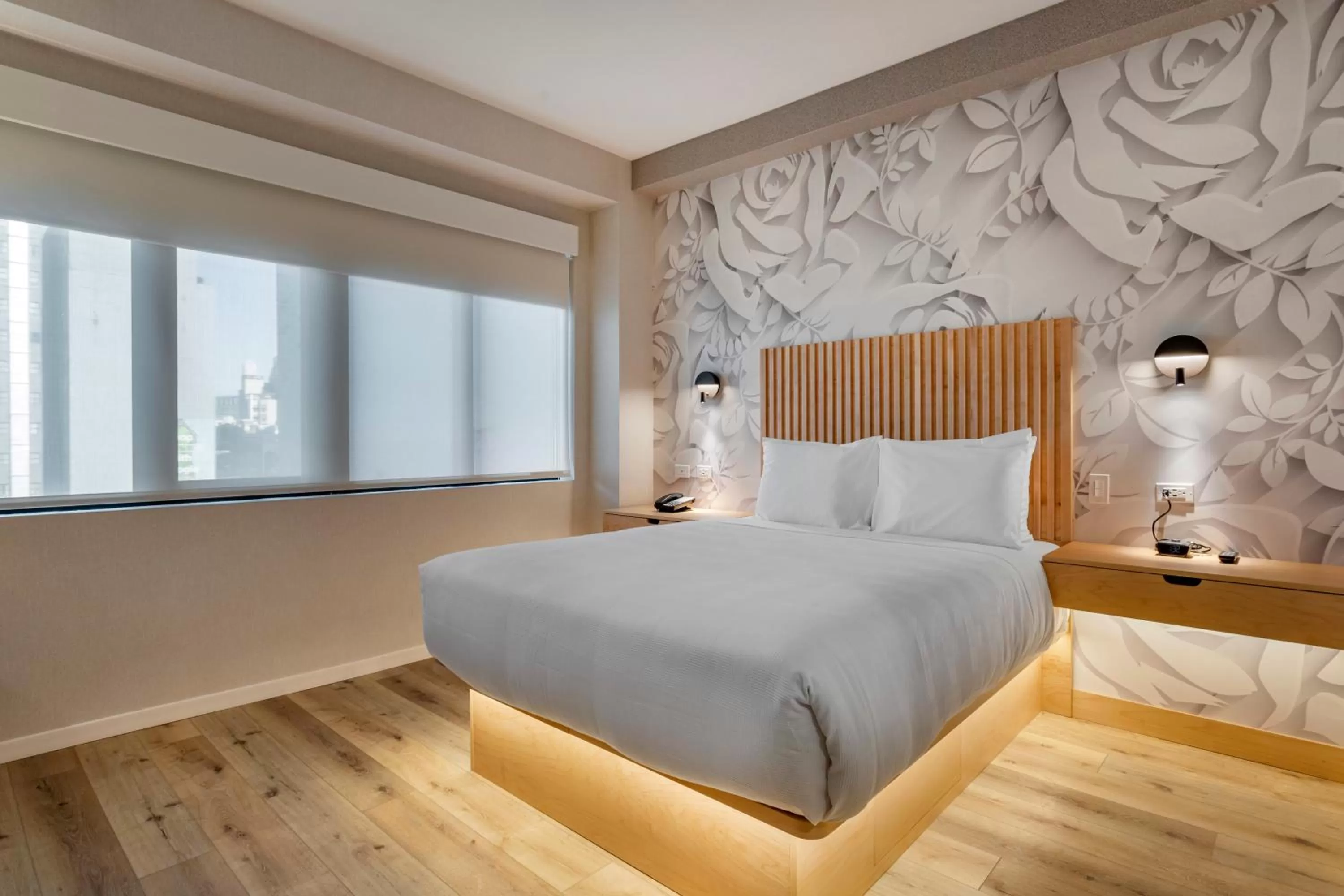 Queen Room with mobility Accessible Tub in Best Western Plus Soho Hotel