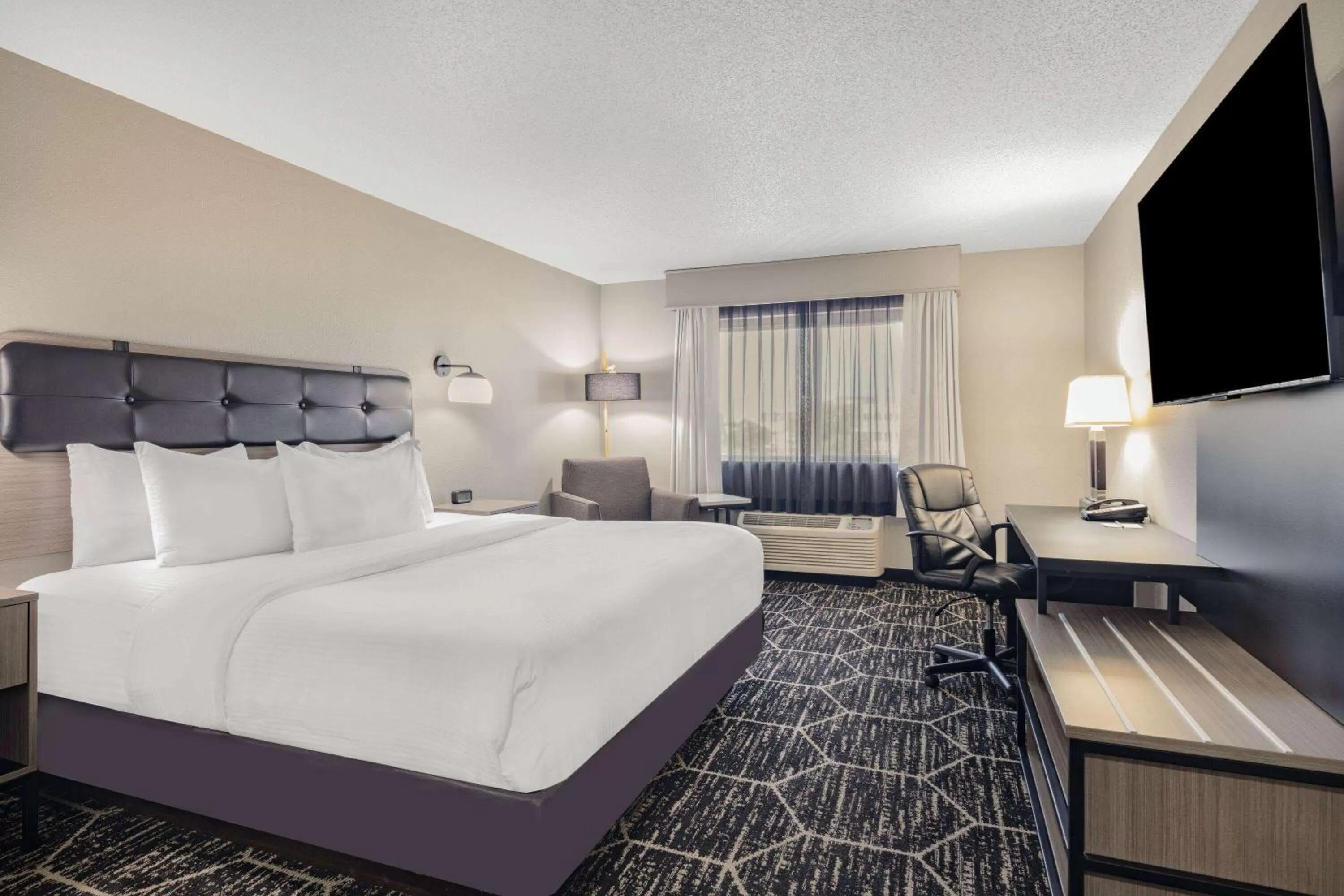 Deluxe King Room in La Quinta by Wyndham Evansville