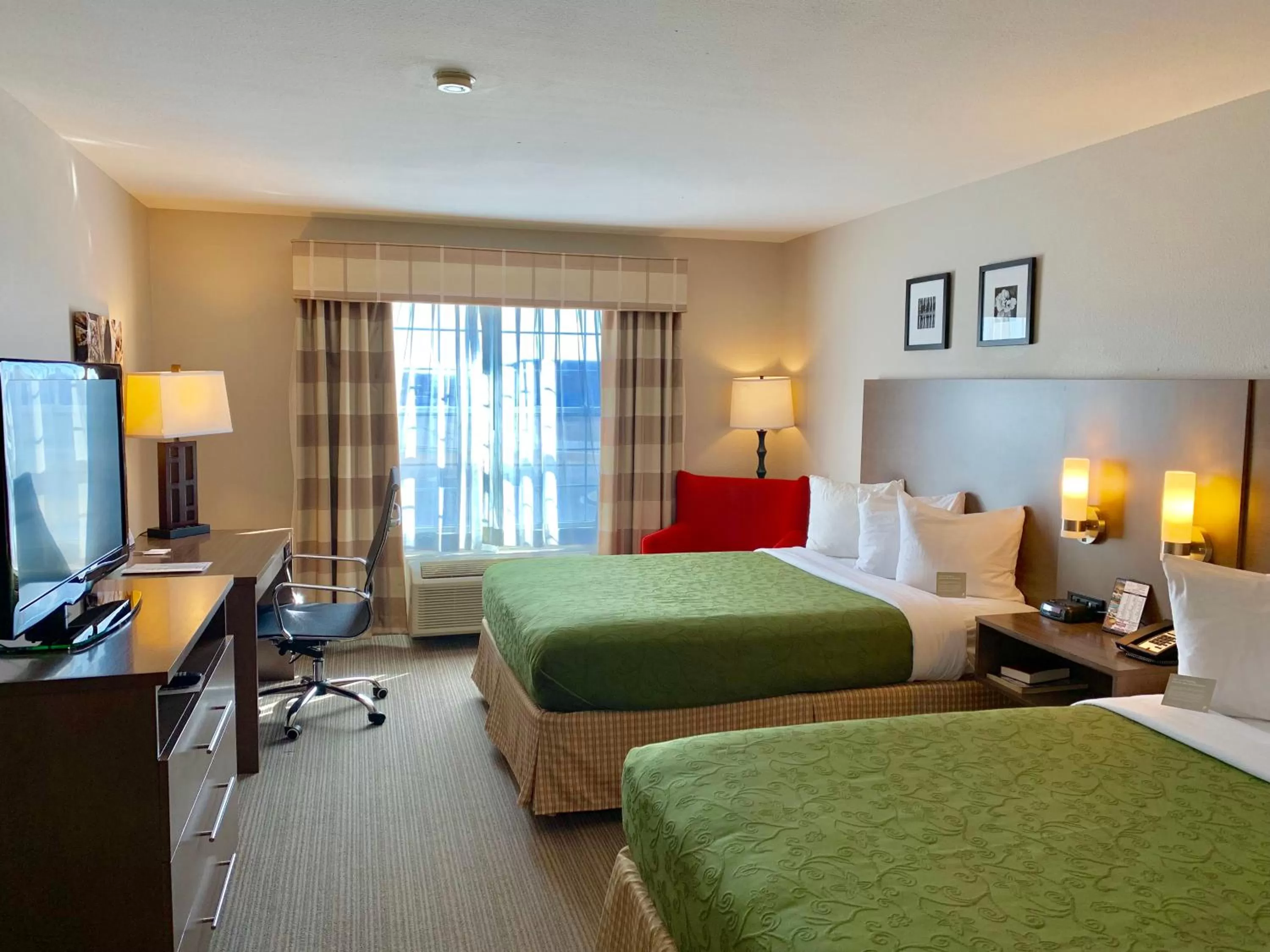 Queen Room with Two Queen Beds - Disability Access in Country Inn & Suites by Radisson Kenosha - Pleasant Prairie