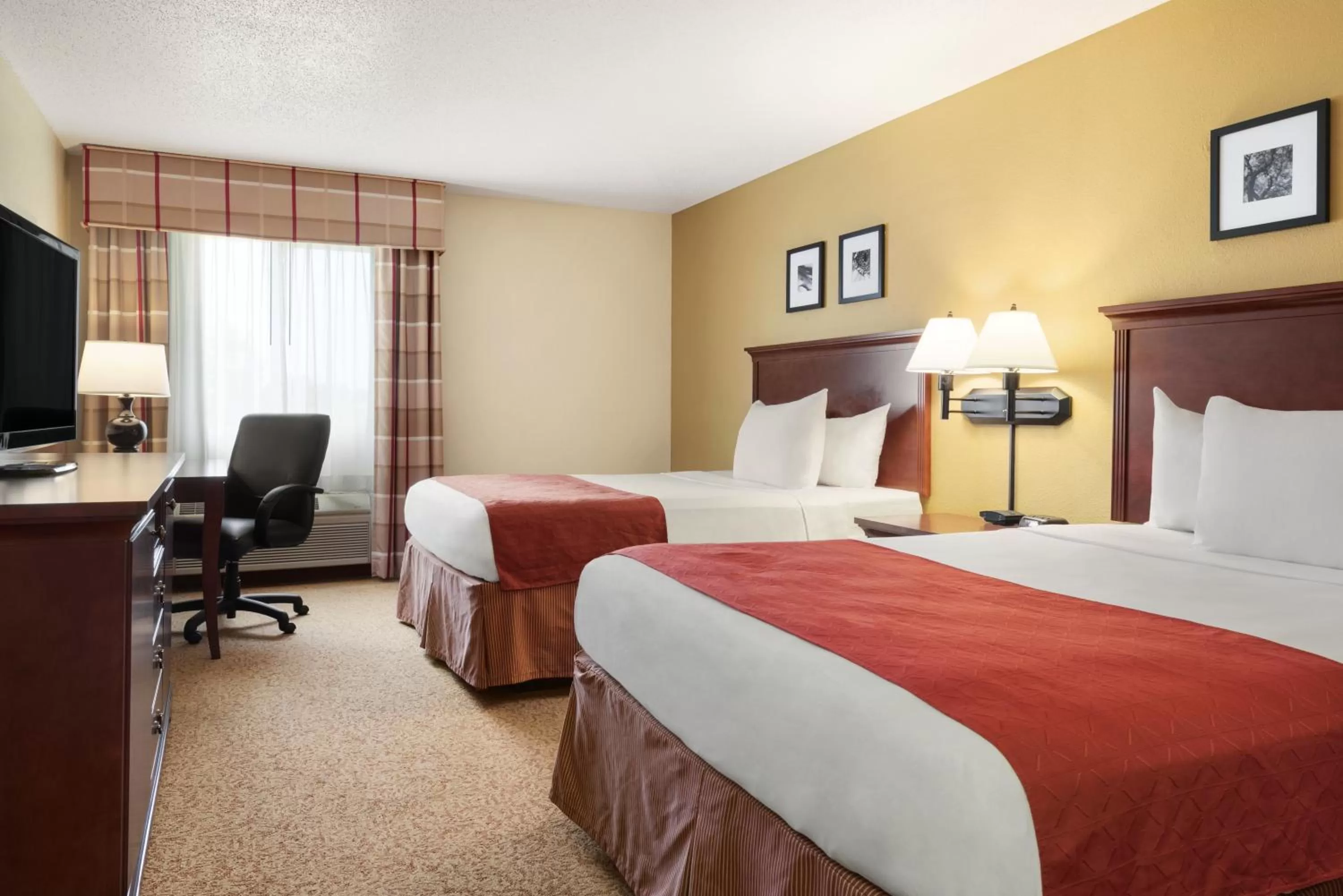 Queen Room with Two Queen Beds in Country Inn & Suites by Radisson, Cedar Rapids Airport, IA