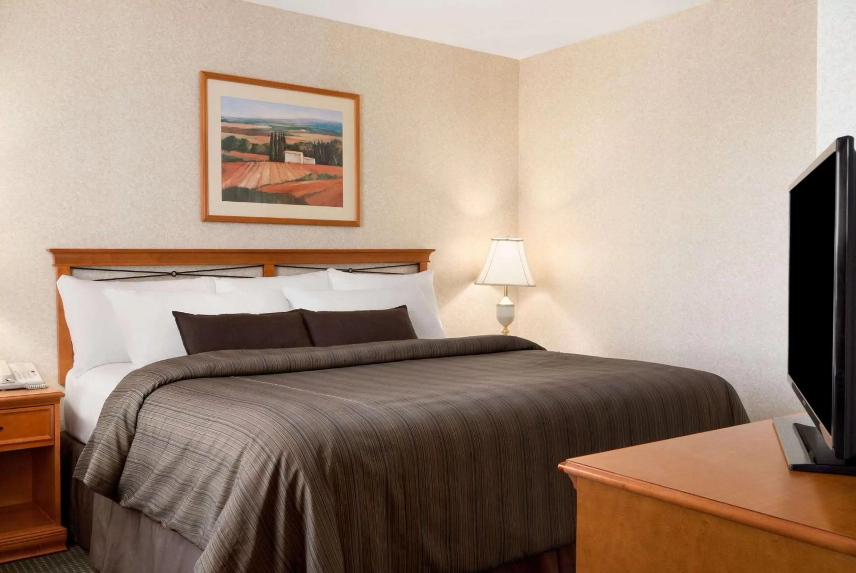King Room - Non-Smoking in Days Inn by Wyndham Saskatoon