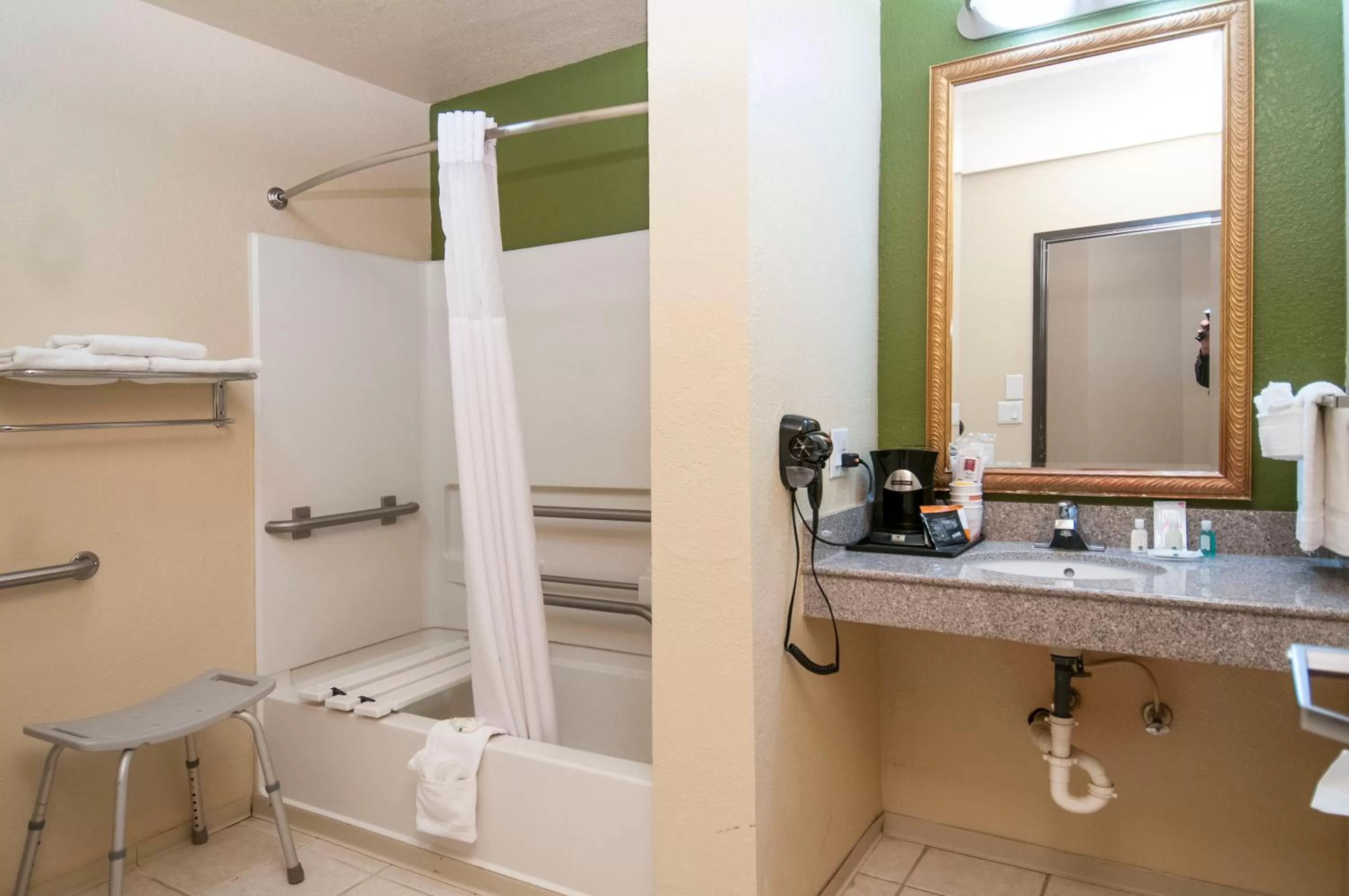 King Room - Accessible/Non-Smoking in Quality Inn Alpine