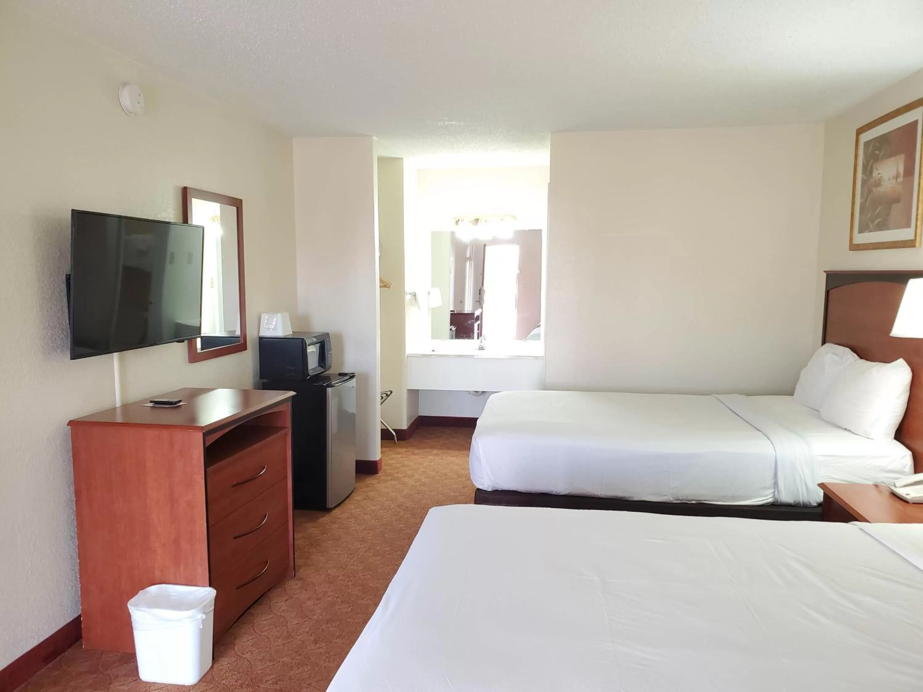 Quadruple Room - Non-Smoking in Motel 6 Shamrock TX