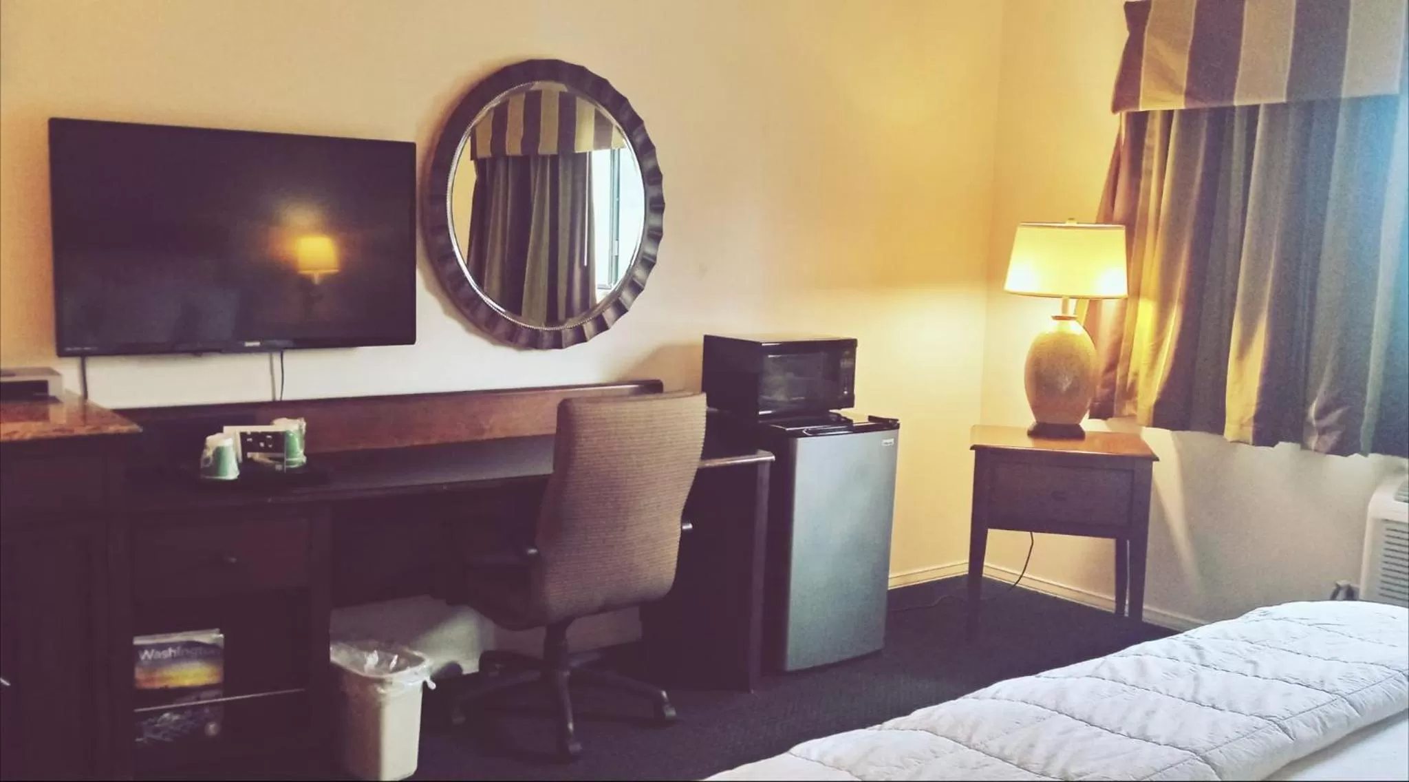 TV and multimedia, Bed in GuestHouse Inn Enumclaw