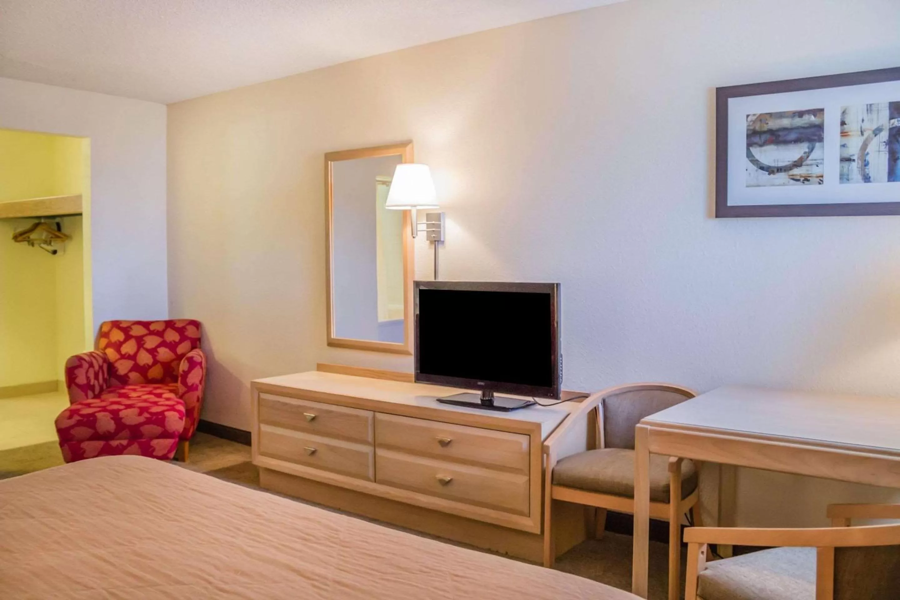 King Room with Whirlpool - Non-Smoking in Quality Inn Port Clinton Waterfront