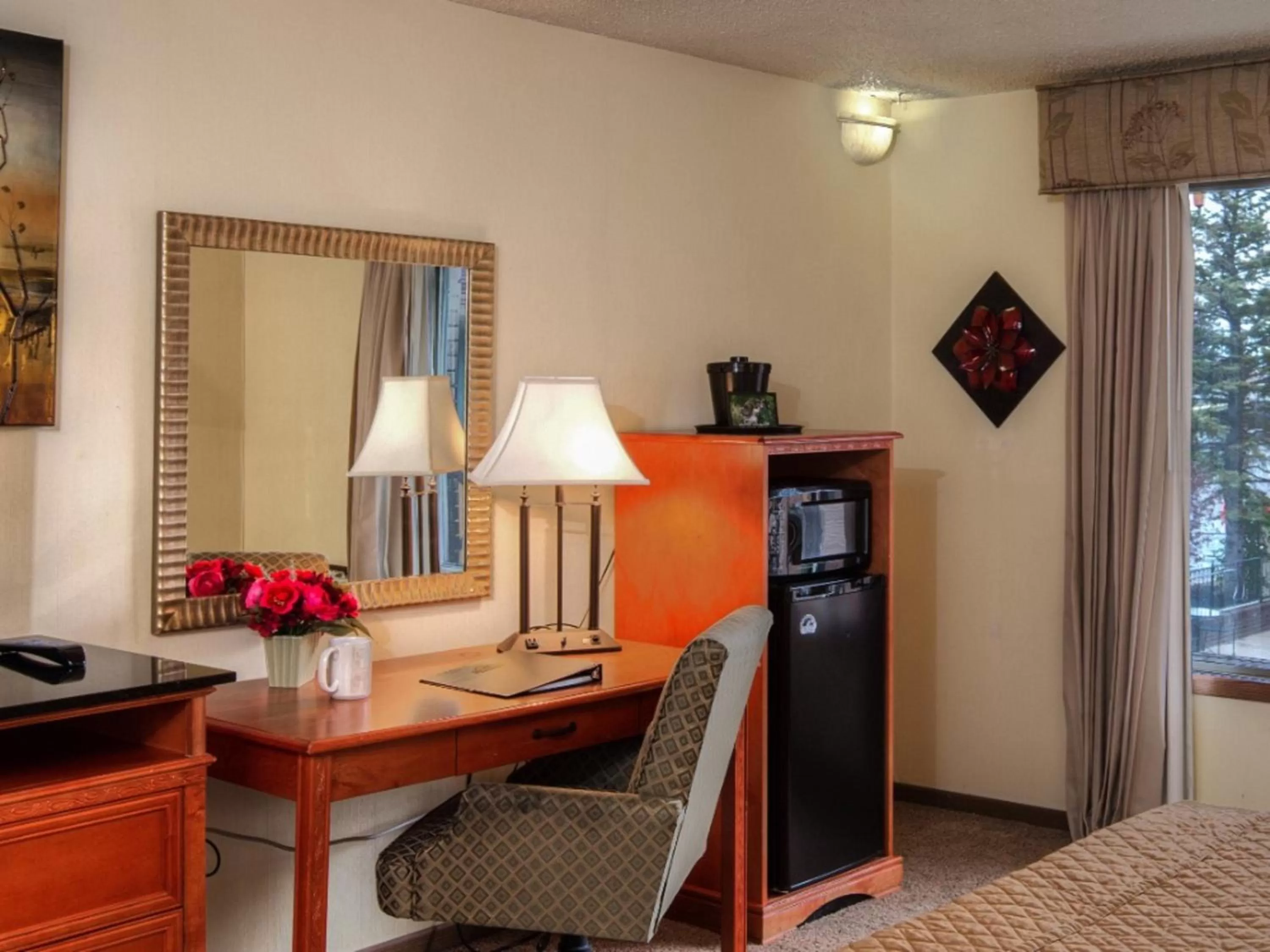 Deluxe Queen Room with Two Queen Beds with Pool View - Ground Floor in The Foothills Inn
