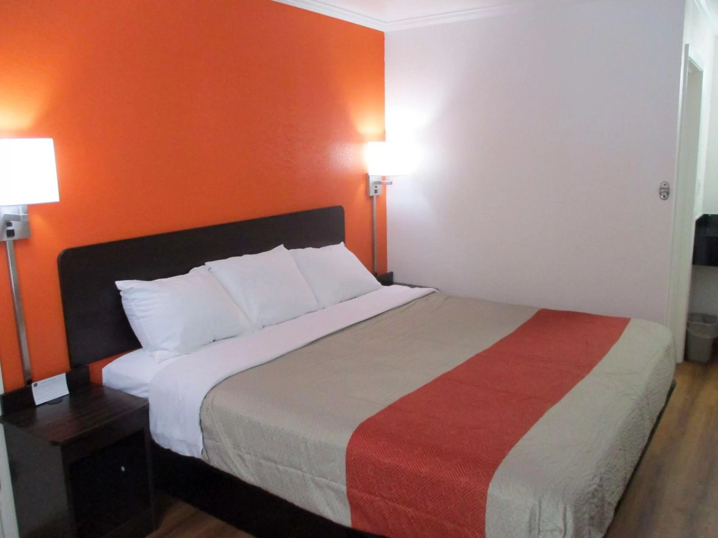 King Room - Disability Access - Non-Smoking in Motel 6-Bay Minette, AL