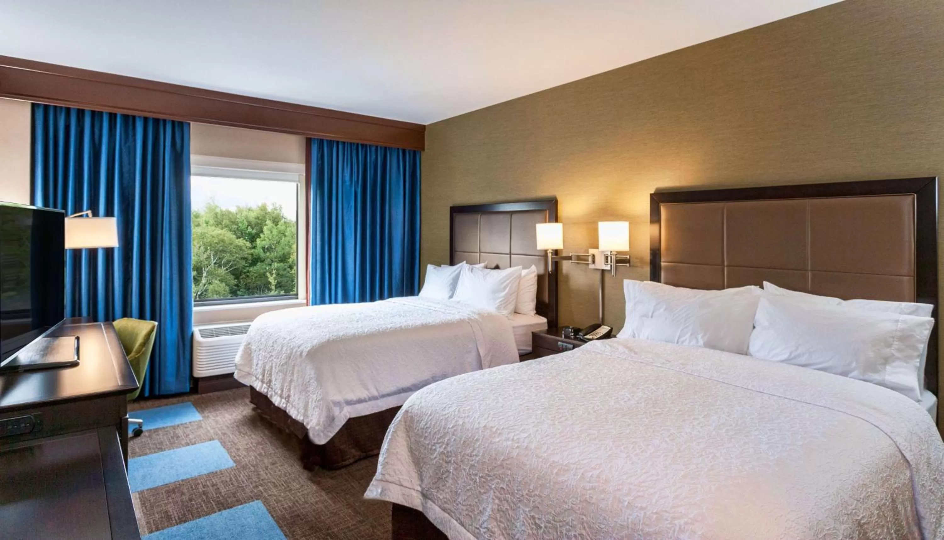 Queen Room with Two Queen Beds - Non-Smoking in Hampton Inn & Suites Duluth North Mn