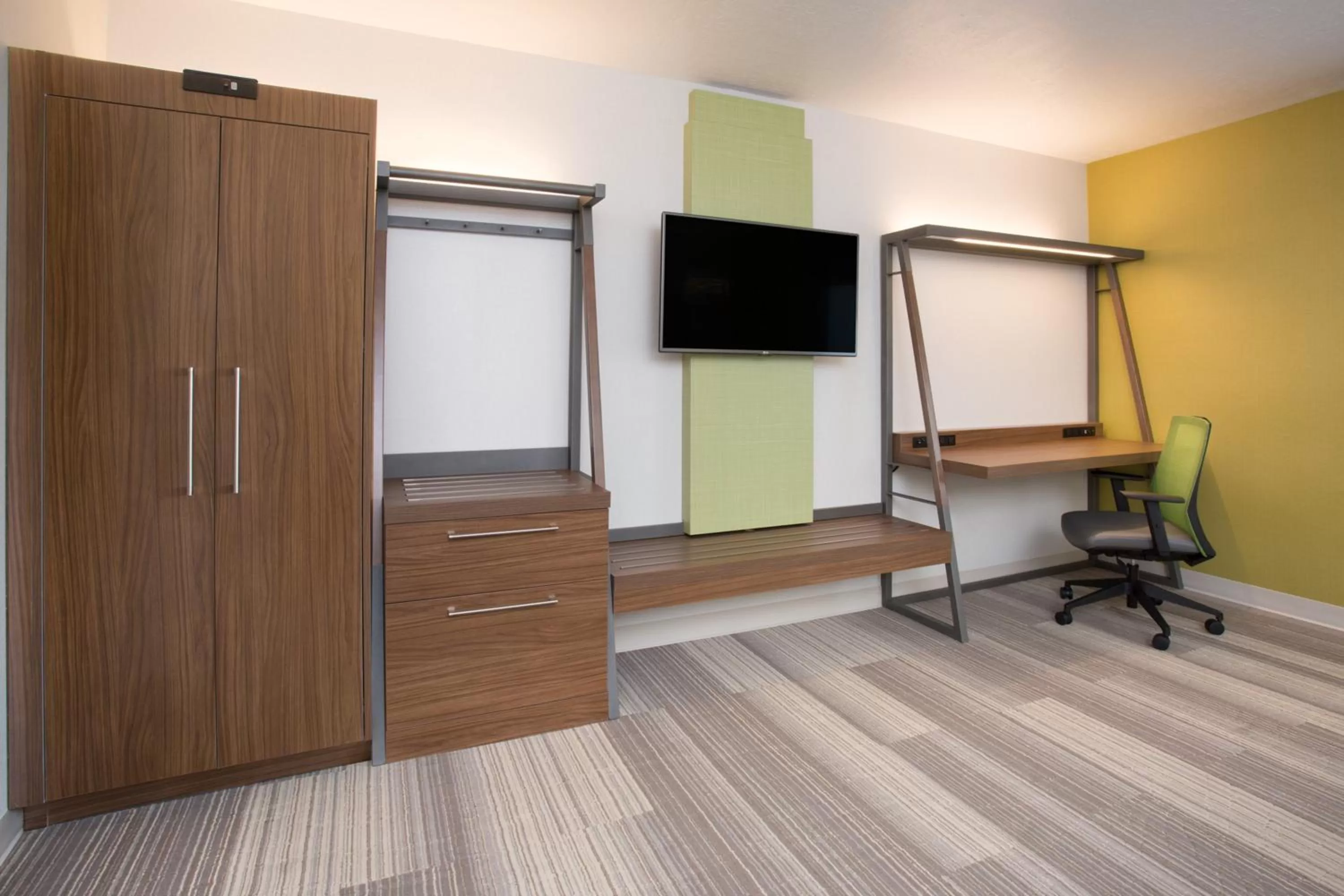 King Room - Hearing Accessible/Non-Smoking  in Holiday Inn Express & Suites - Millersburg by IHG