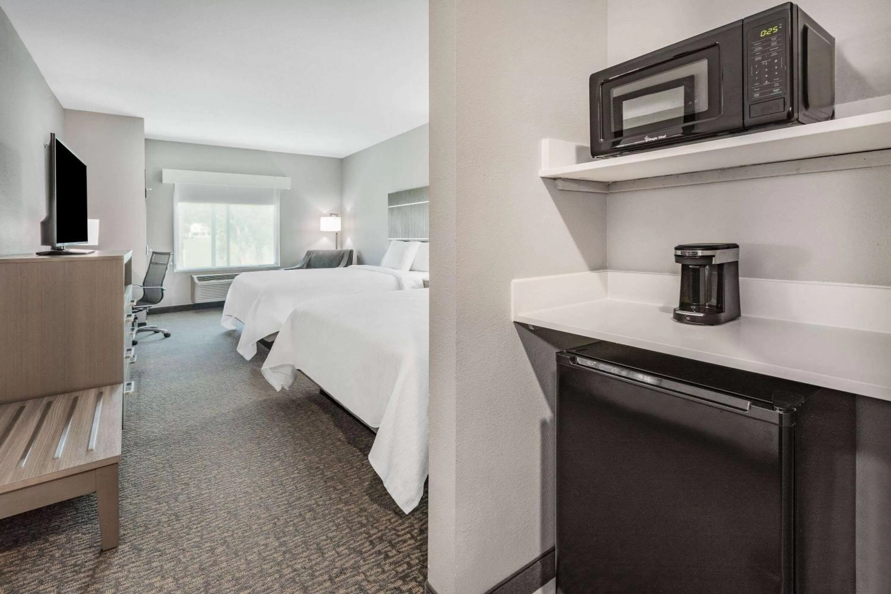 Queen Room with Two Queen Beds - Non-Smoking in La Quinta Inn & Suites by Wyndham Jackson-Cape Girardeau