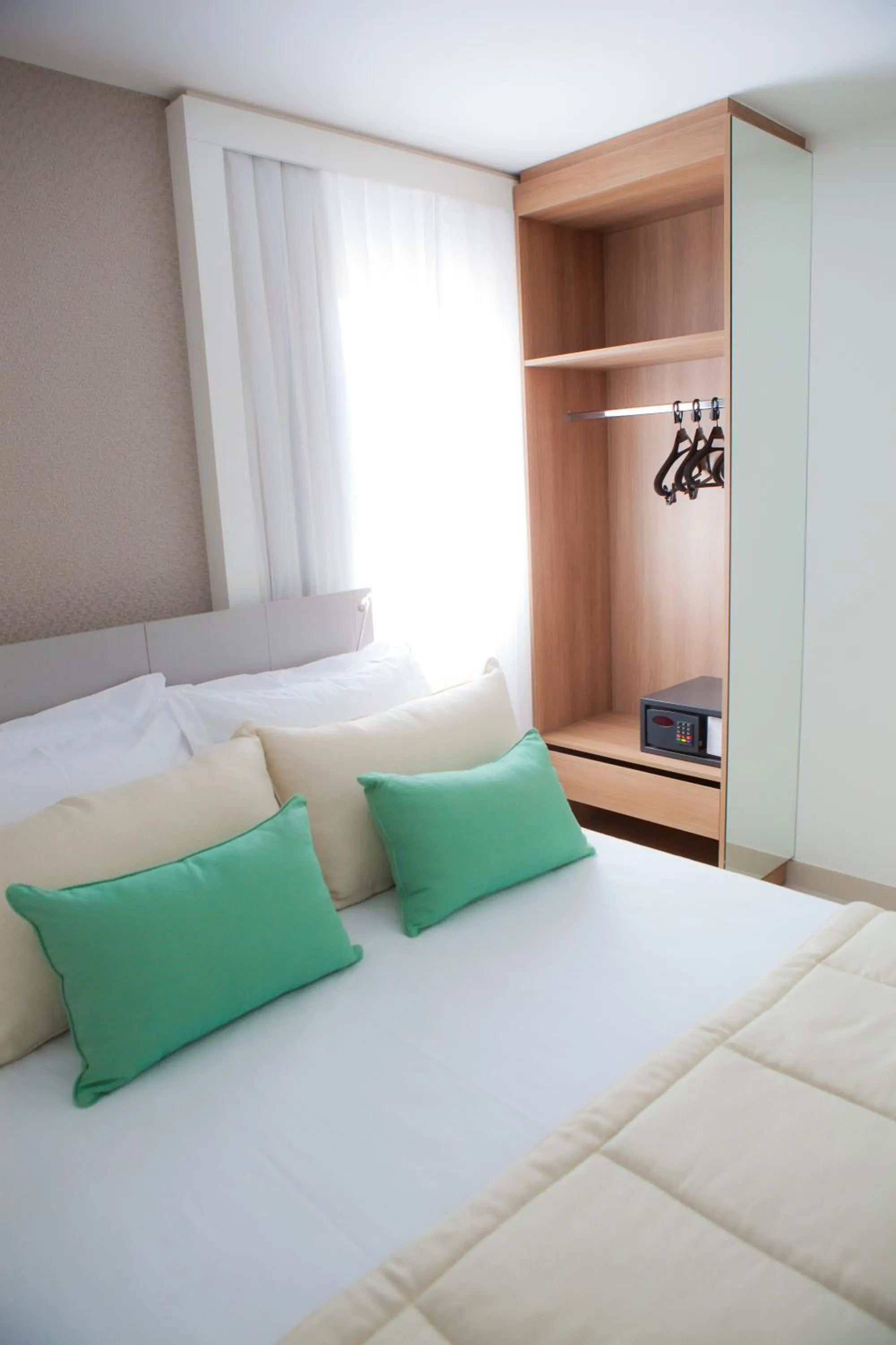 Luxo Superior Quádruplo - 1 Cama Queen e 2 Camas Solteiro in Intercity Brasilia Led Aguas Claras