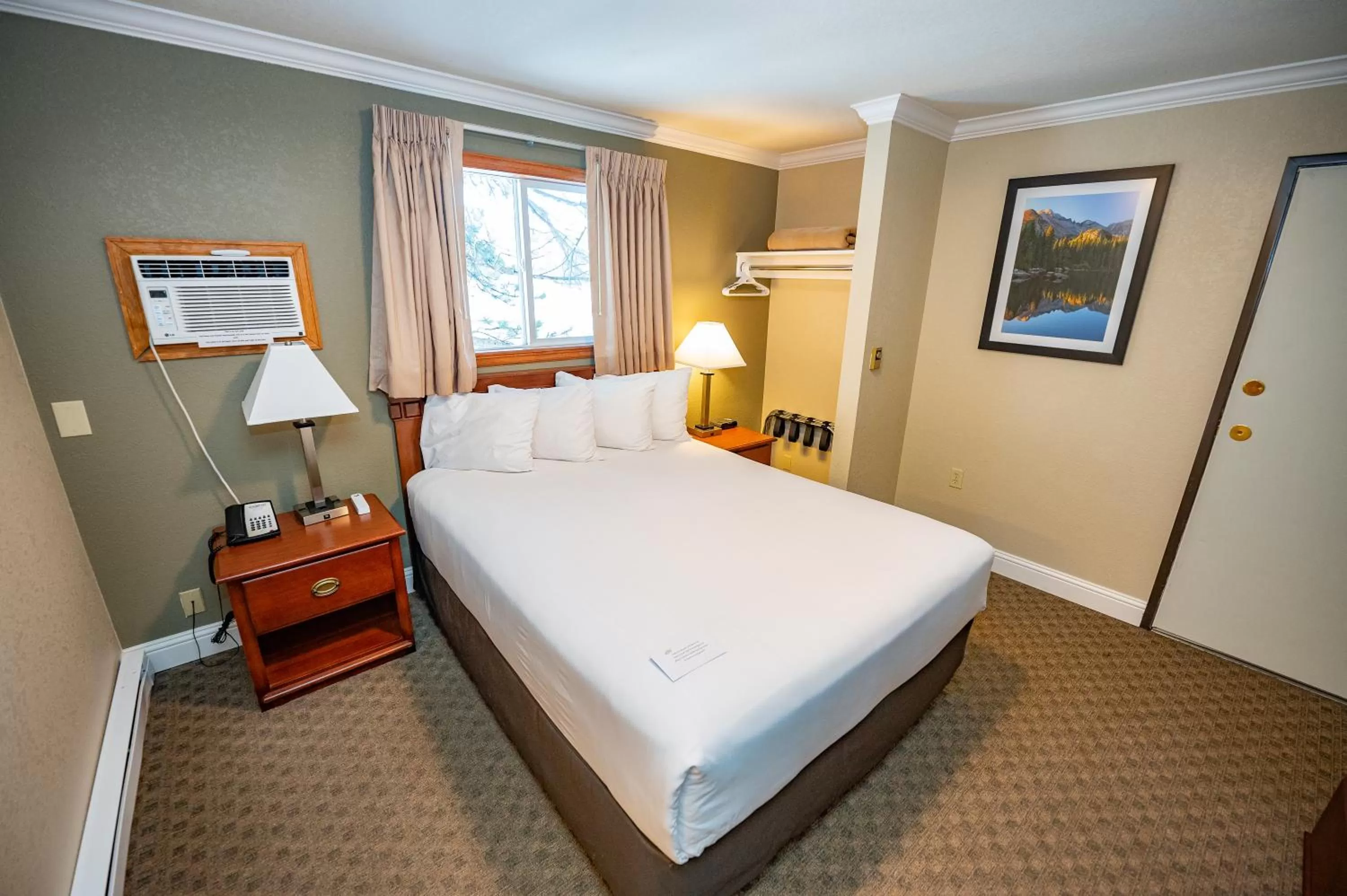 One-Bedroom Queen Suite in Blue Door Inn