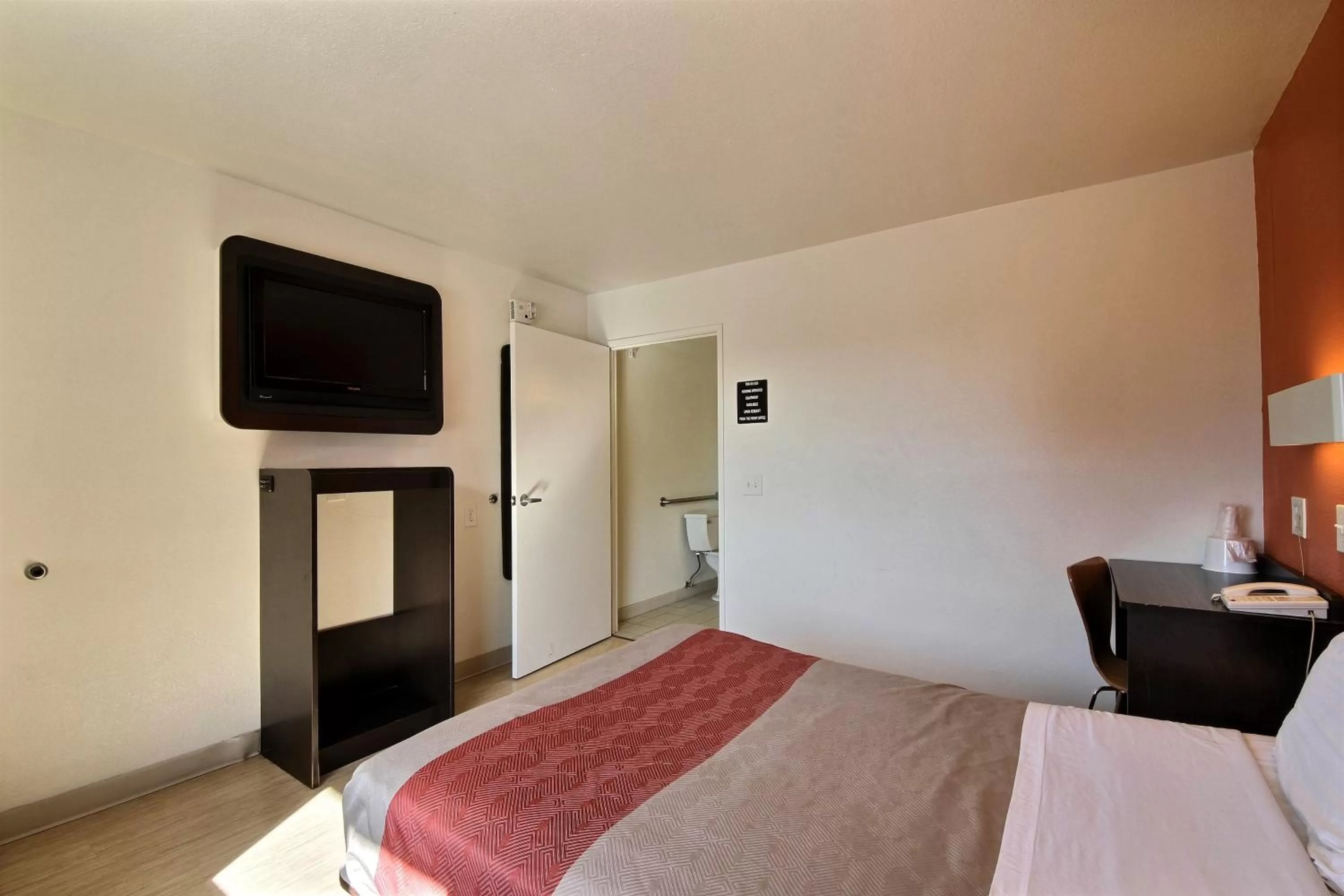 Deluxe Queen Room - single occupancy - Non-Smoking in Motel 6-Laredo, TX - South