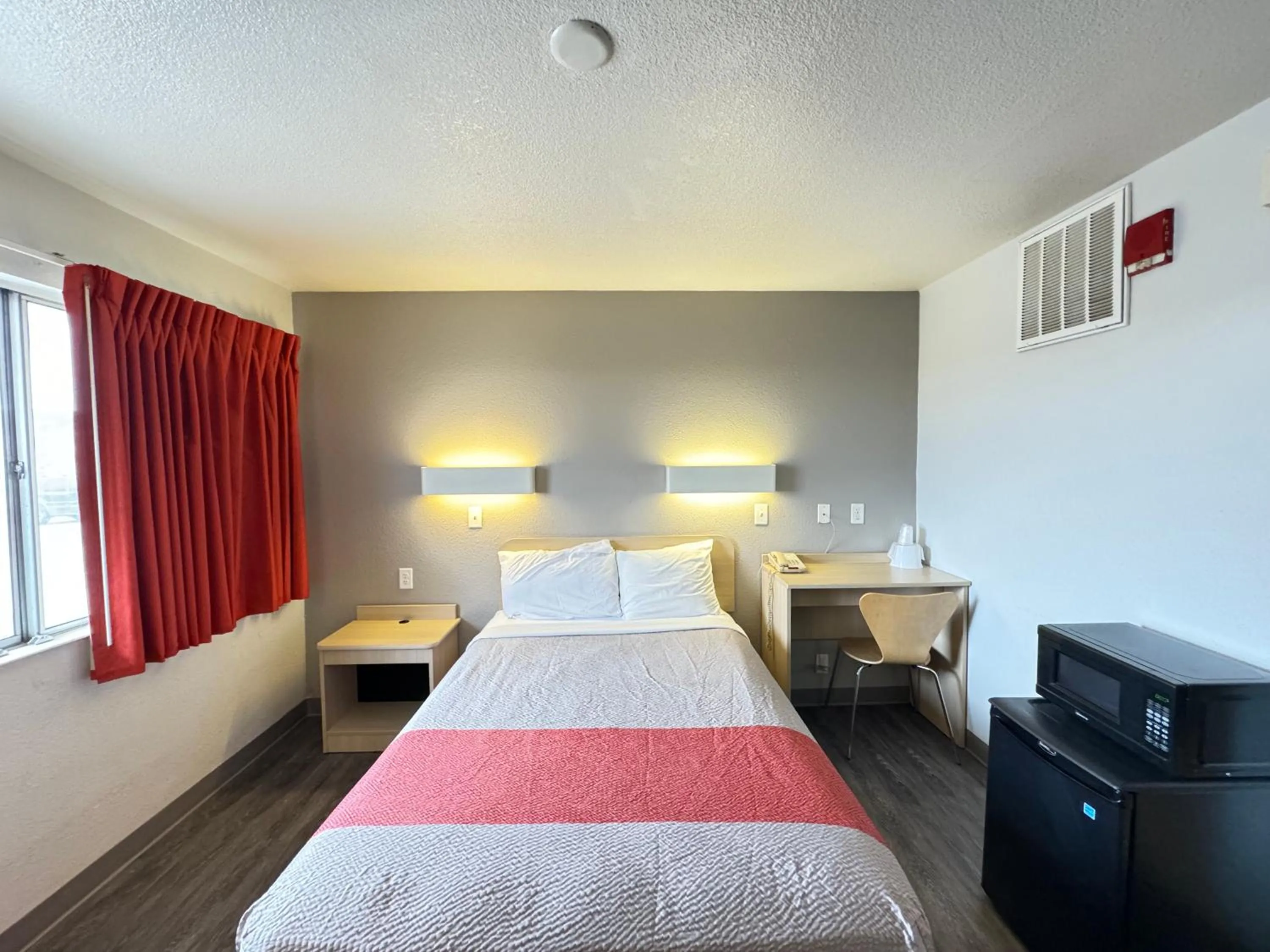 Queen Room - Disability Access in Motel 6-Casper, WY