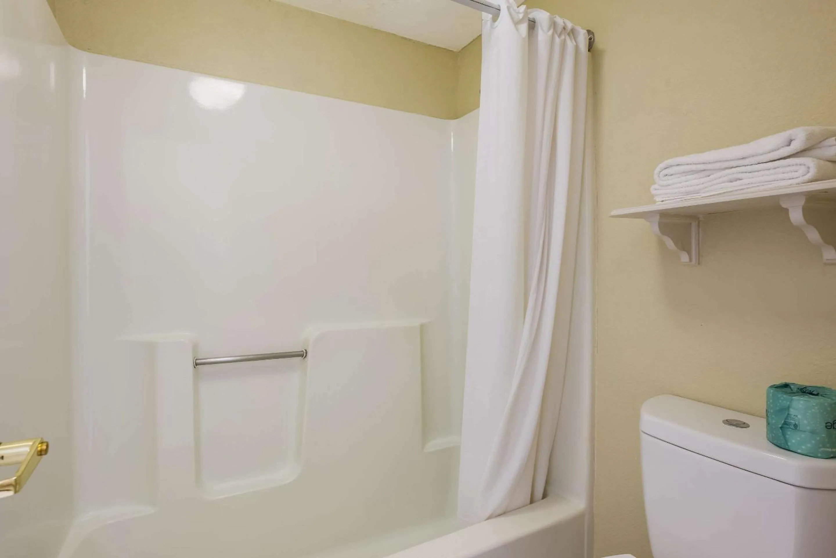 King Room, Exterior Hall, Bathtub - Non Smoking in Super 8 by Wyndham Savannah