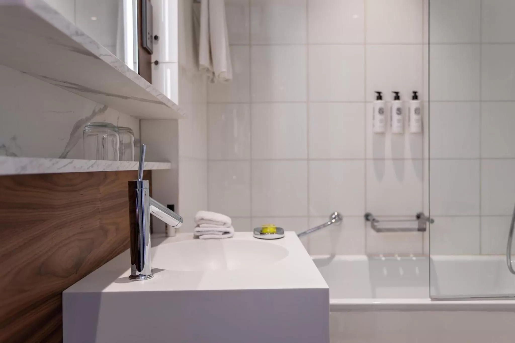 Classic Queen Room with Balcony in InterContinental Paris Champs Elysées Etoile by IHG