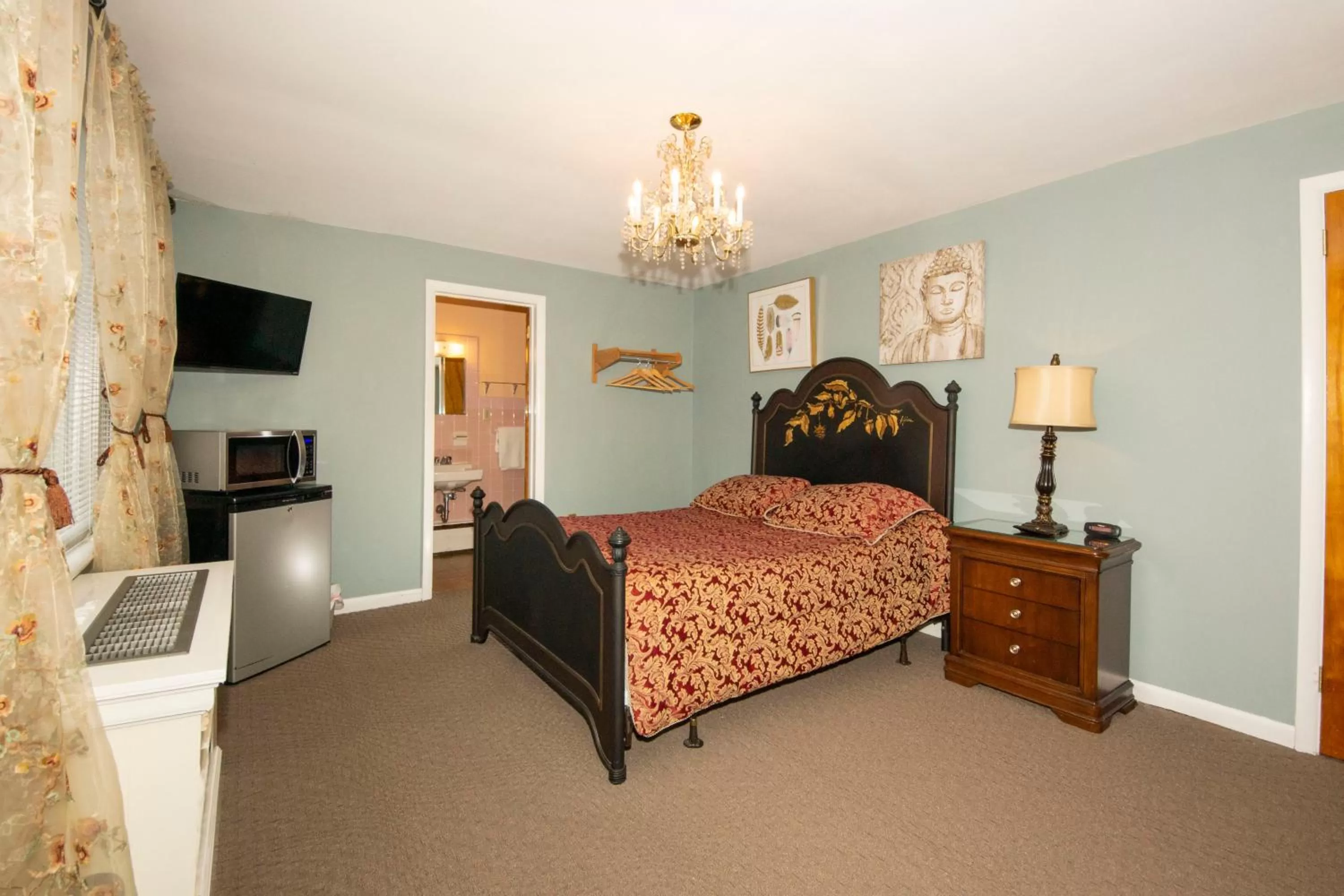 Queen Room in Simmons Motel and Suites