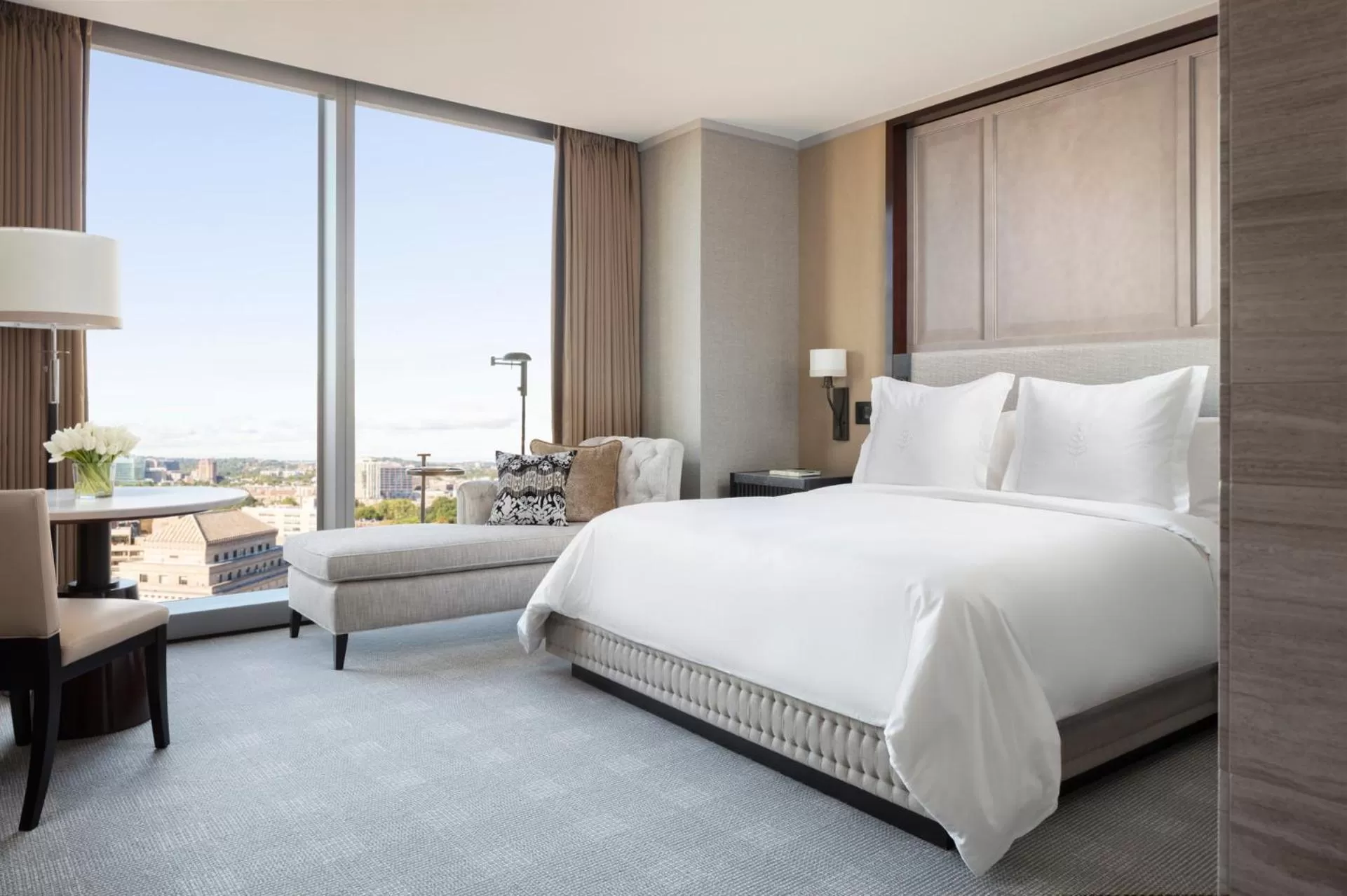 Deluxe King Room in Four Seasons Hotel One Dalton Street, Boston