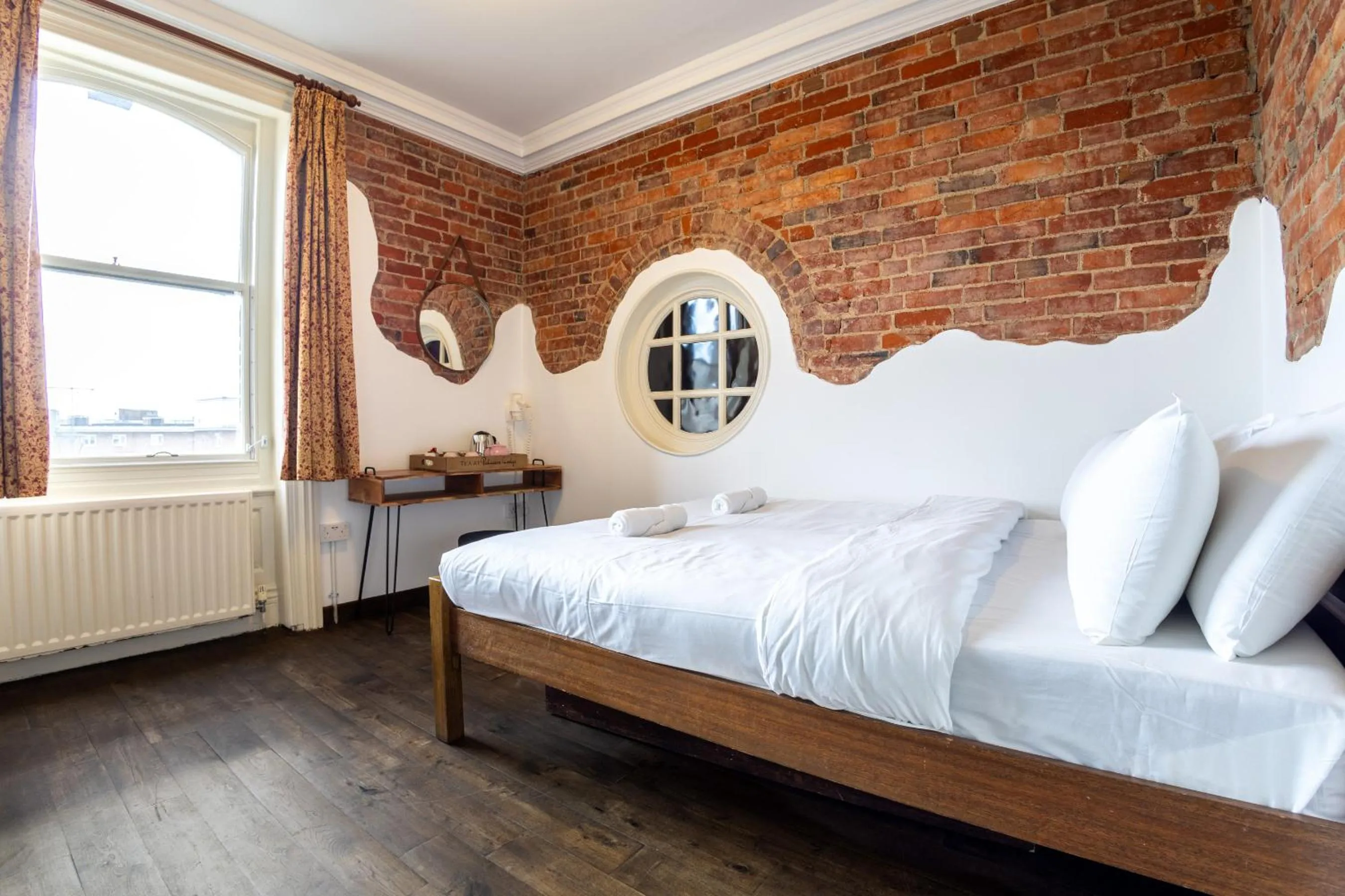 Private Double Room with Private Bathroom in Palmers Lodge Swiss Cottage