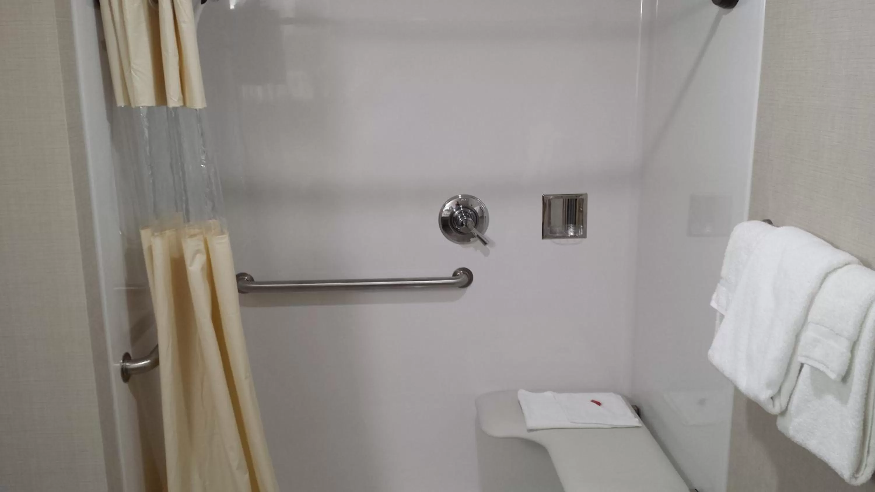 Queen Room with Two Queen Beds - Mobility/Hearing Impaired Accessible - Non-Smoking in Days Inn & Suites by Wyndham Duluth by the Mall