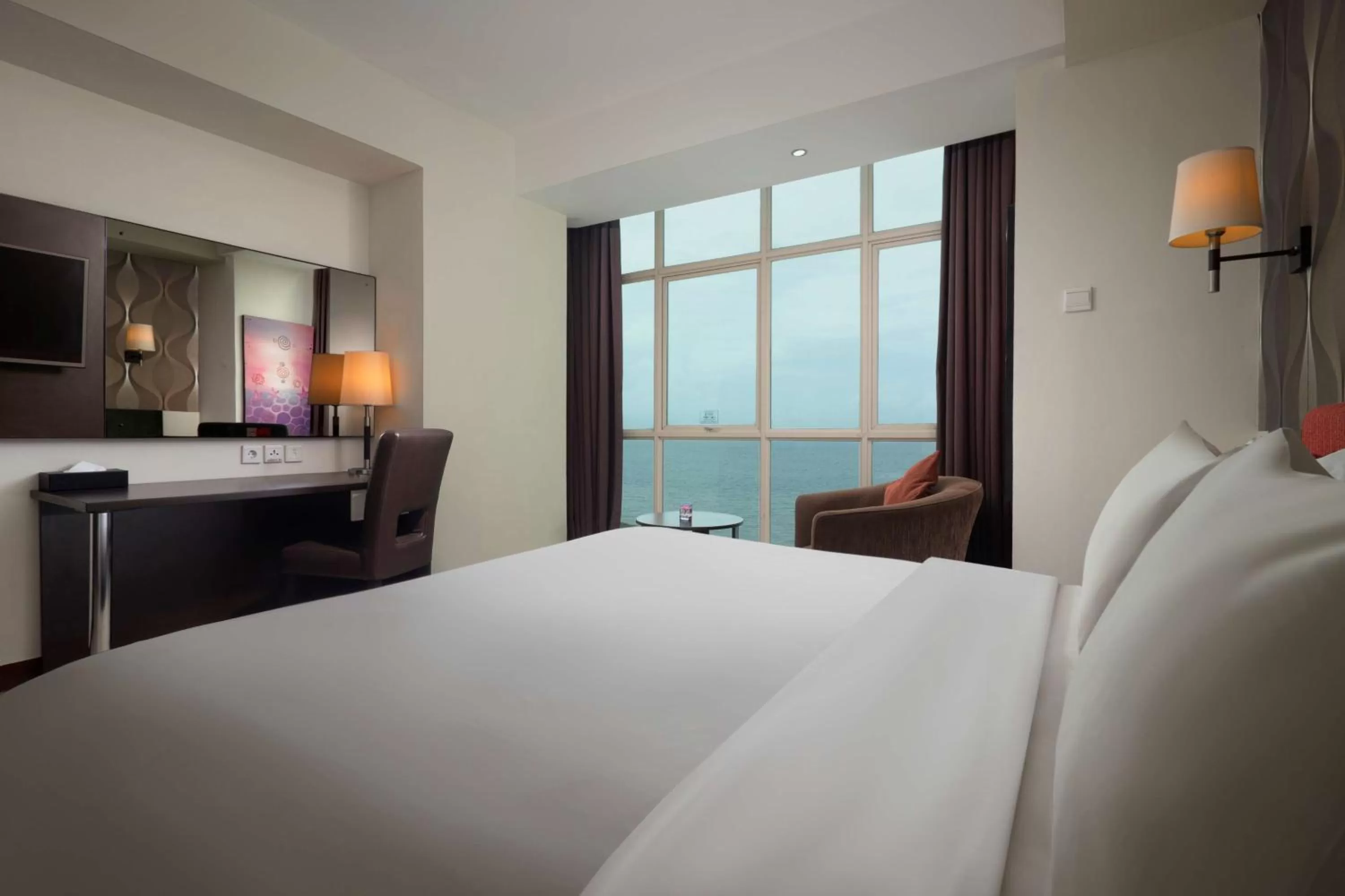 Deluxe Queen Room with City View and Shower - Smoking in Best Western The Lagoon Hotel