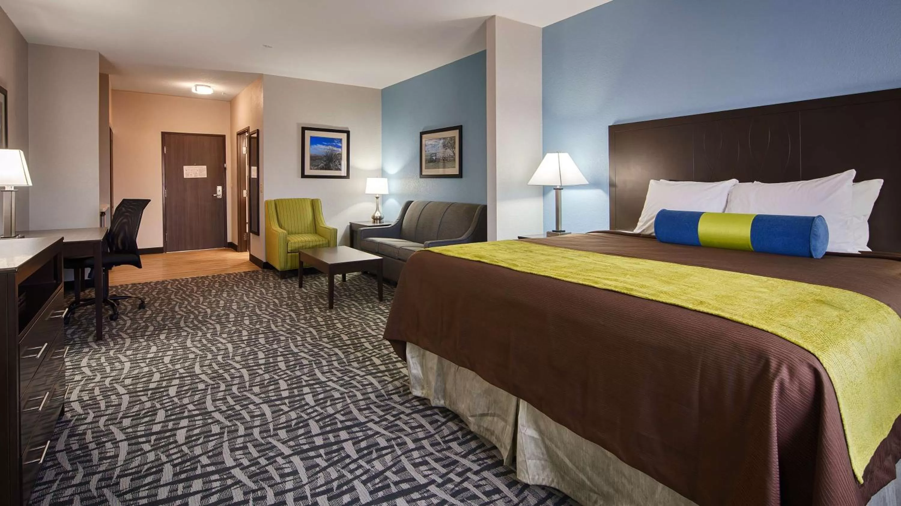 King Suite with Bath Tub, Sofa Bed and Kitchenette - Disability/Non-Smoking in Best Western Plus Lonestar Inn & Suites