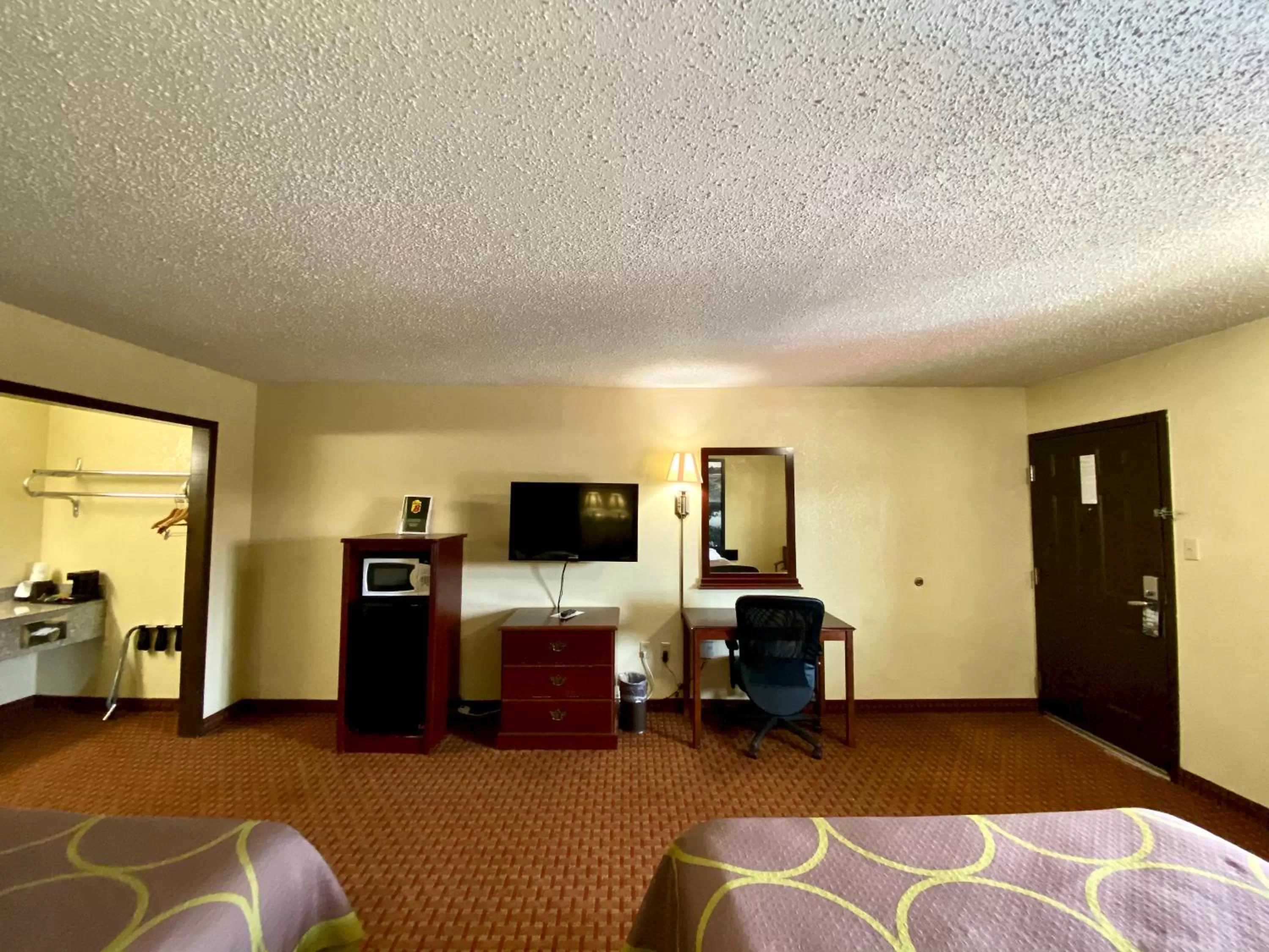 Bedroom, Bed in Super 8 by Wyndham Shawnee