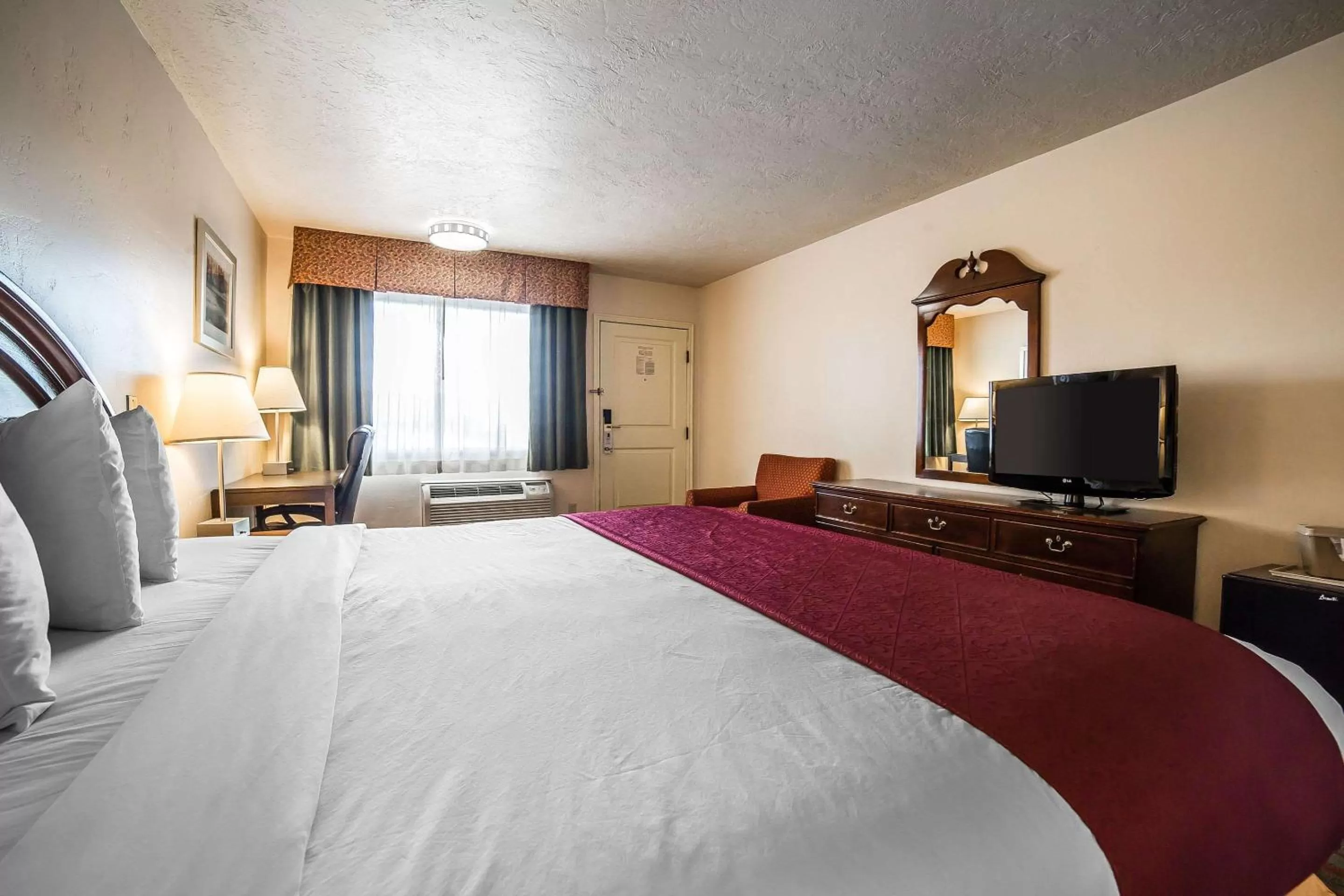 King Room - Accessible/Non-Smoking in Quality Inn Evanston near Wyoming Downs