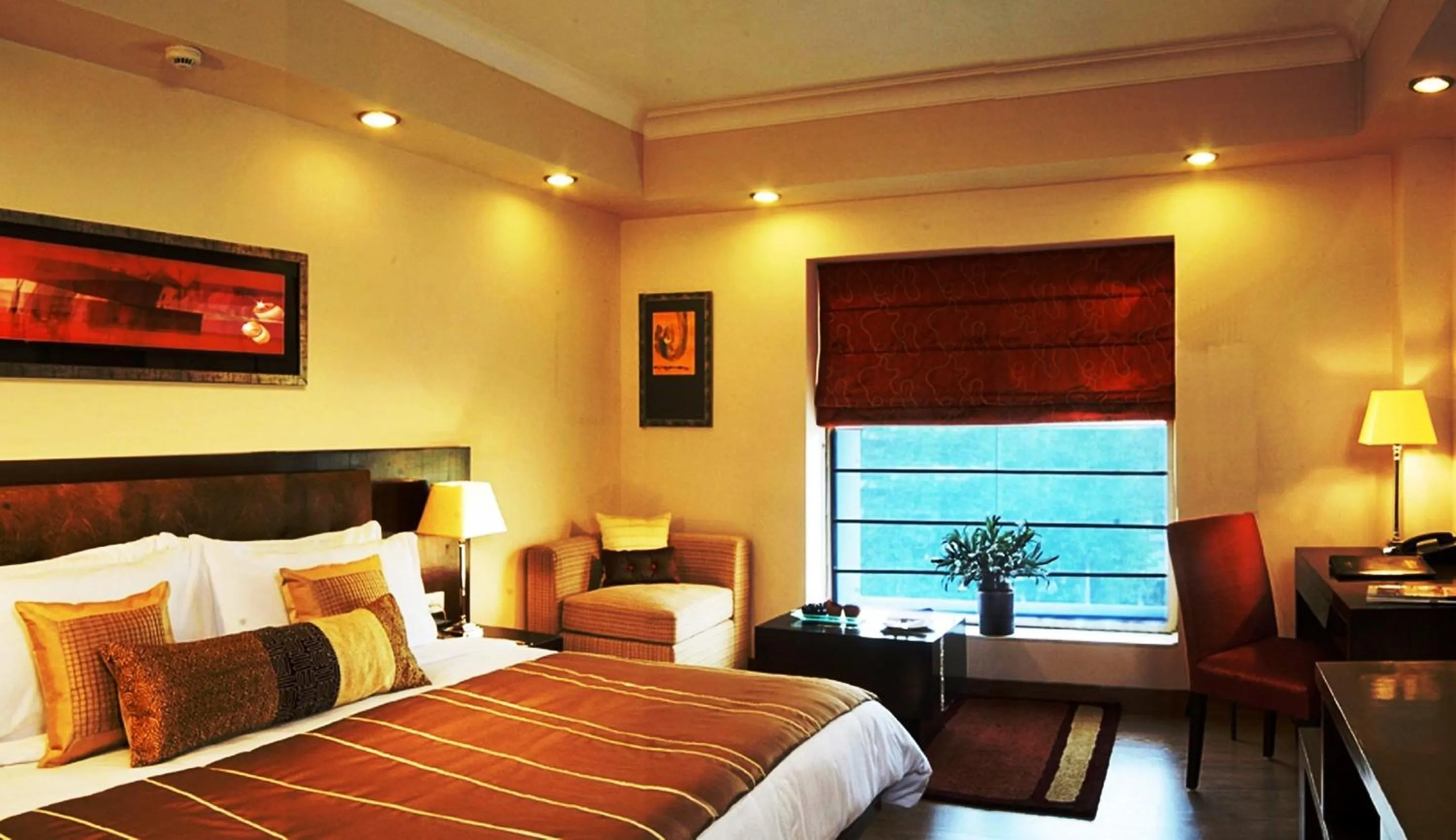 Deluxe Room with complimentary late checkout ( subject to availability), 15% off on F&B, complimentary laundry service 2 pc per night per room - single occupancy in Fortune Sector 27, Noida - Member ITC Hotels' Group