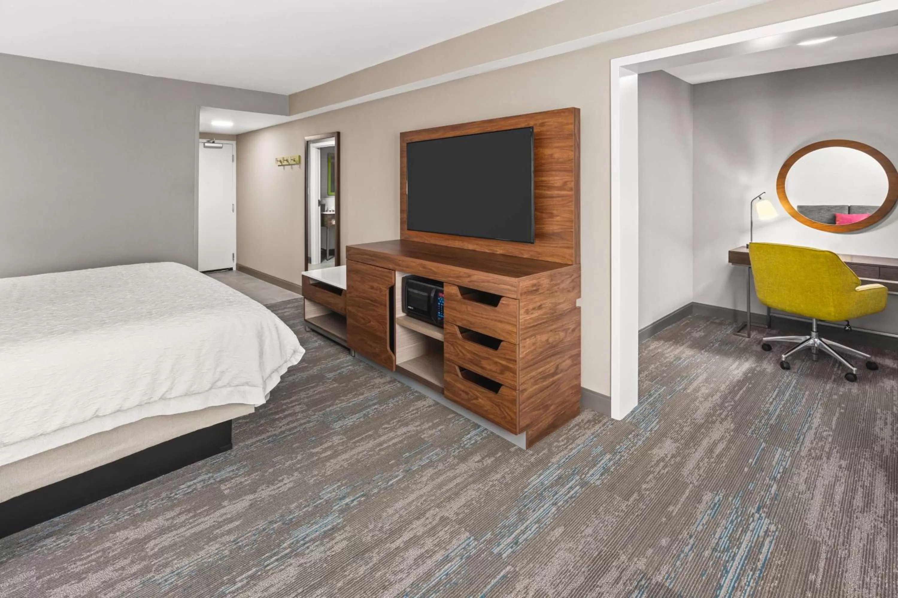 King Room with Sofa Bed - Non-Smoking in Hampton Inn Seekonk