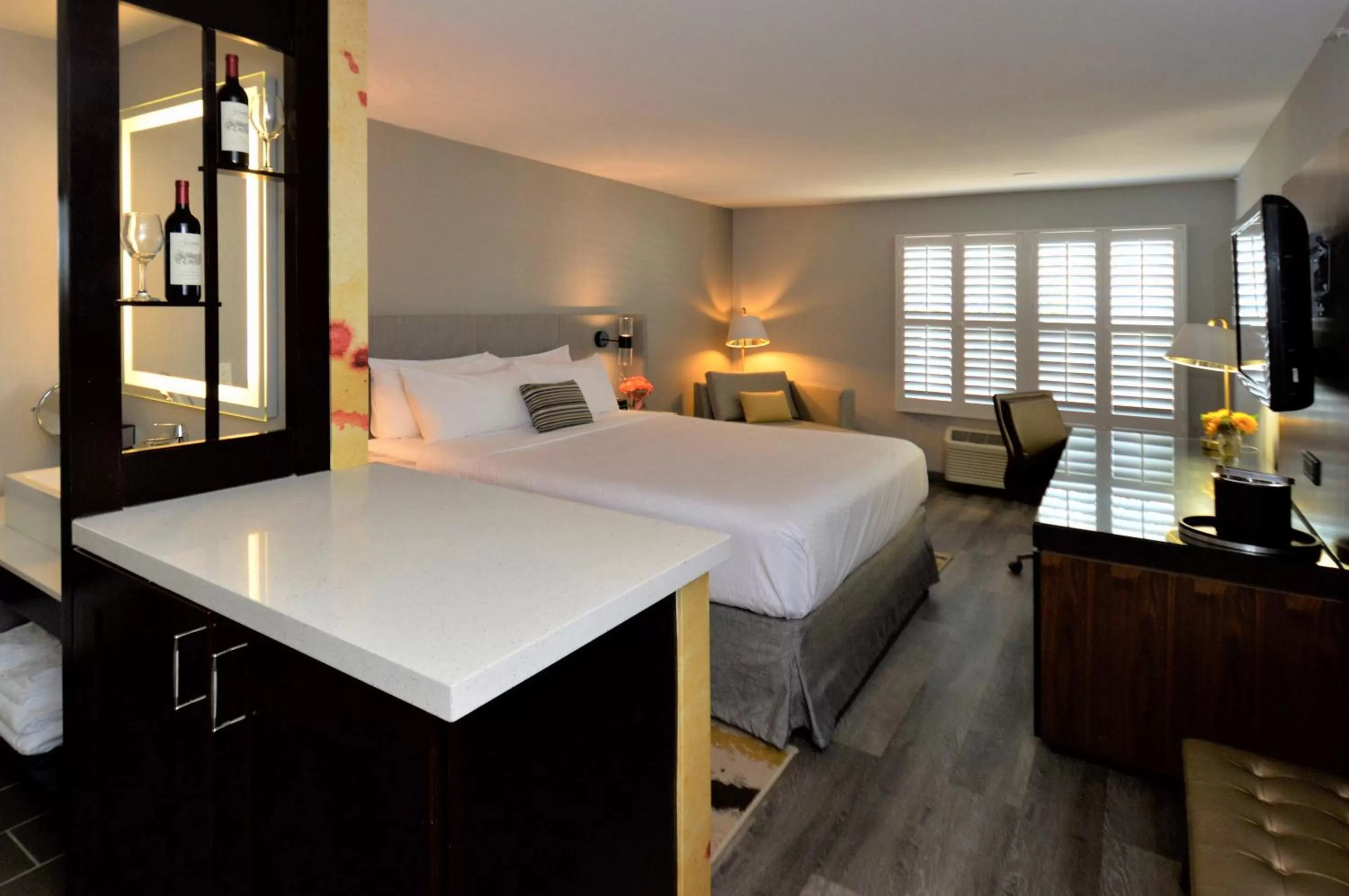 Standard King Room with Roll-in Shower - Mobility Accessible in Hotel Indigo Napa Valley by IHG