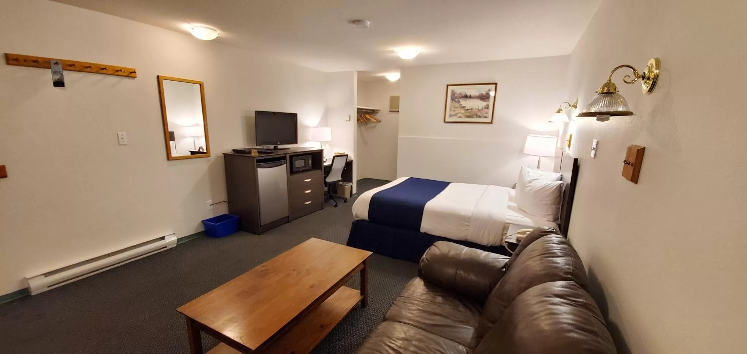 Deluxe Queen Room - Non-Smoking in Travelodge by Wyndham McBride