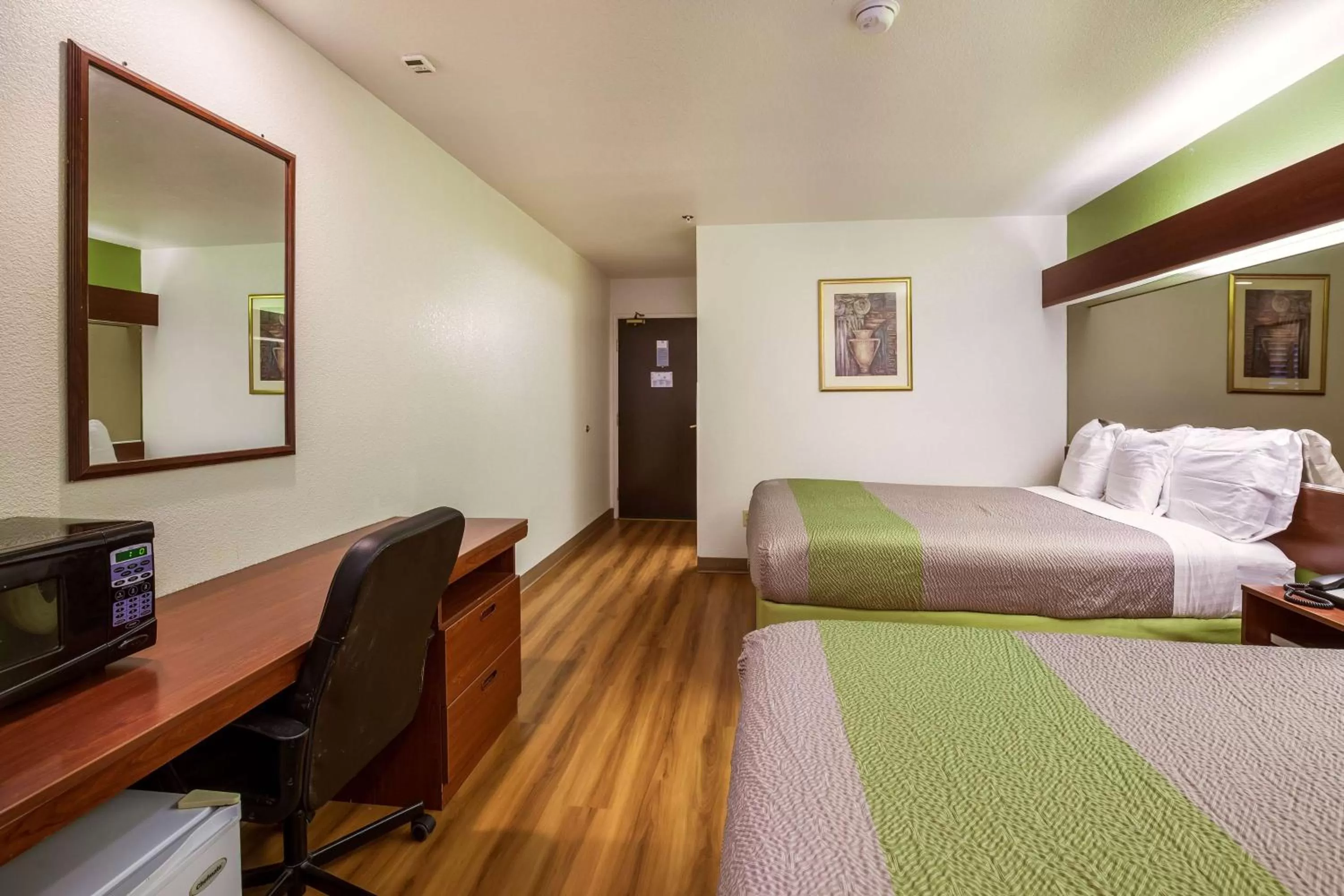 Deluxe Queen Room with Two Queen Beds - single occupancy - Non-Smoking in Motel 6-Dixon, CA