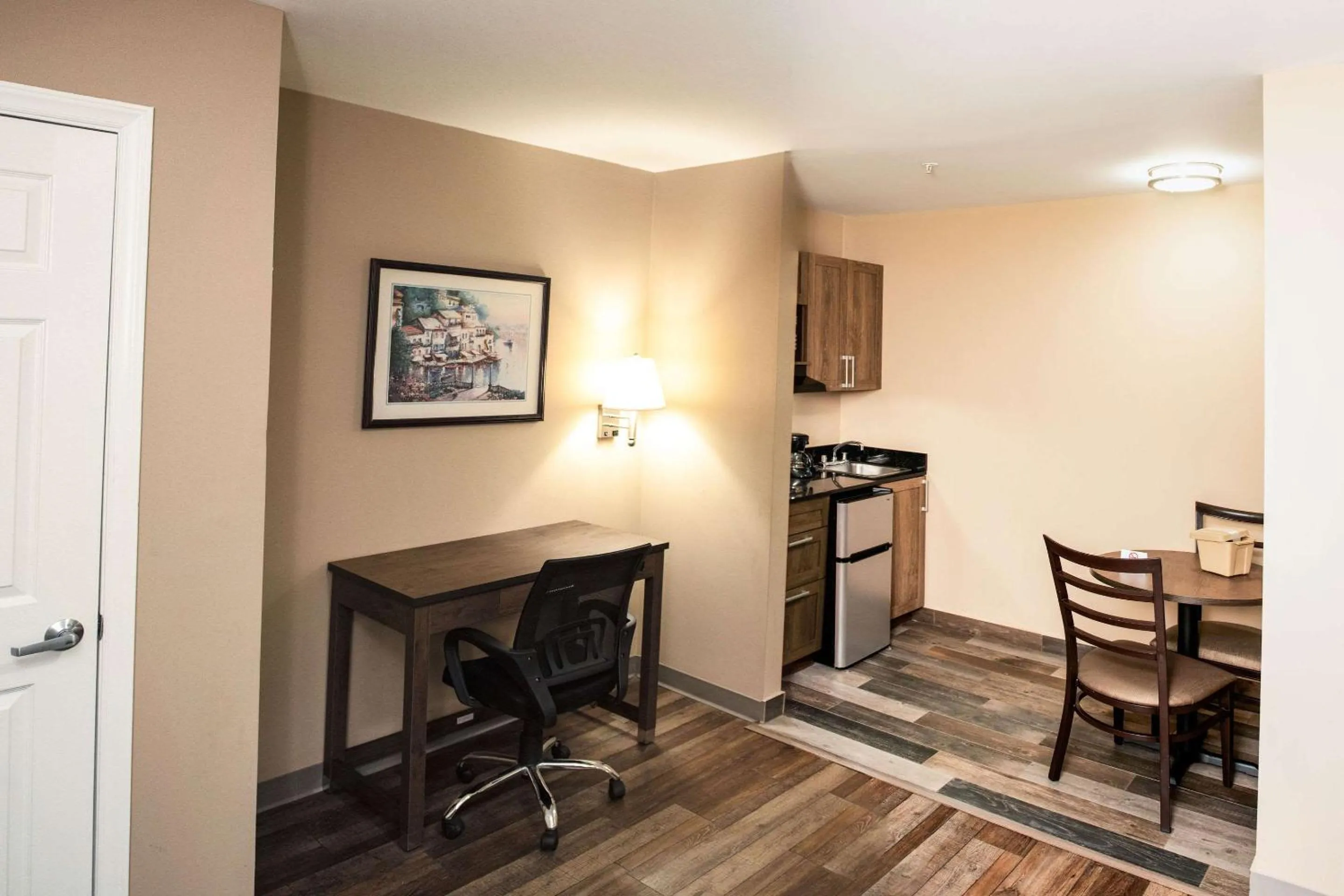 Queen Room with Kitchen - Non-Smoking in Suburban Studios Charlotte-Ballantyne