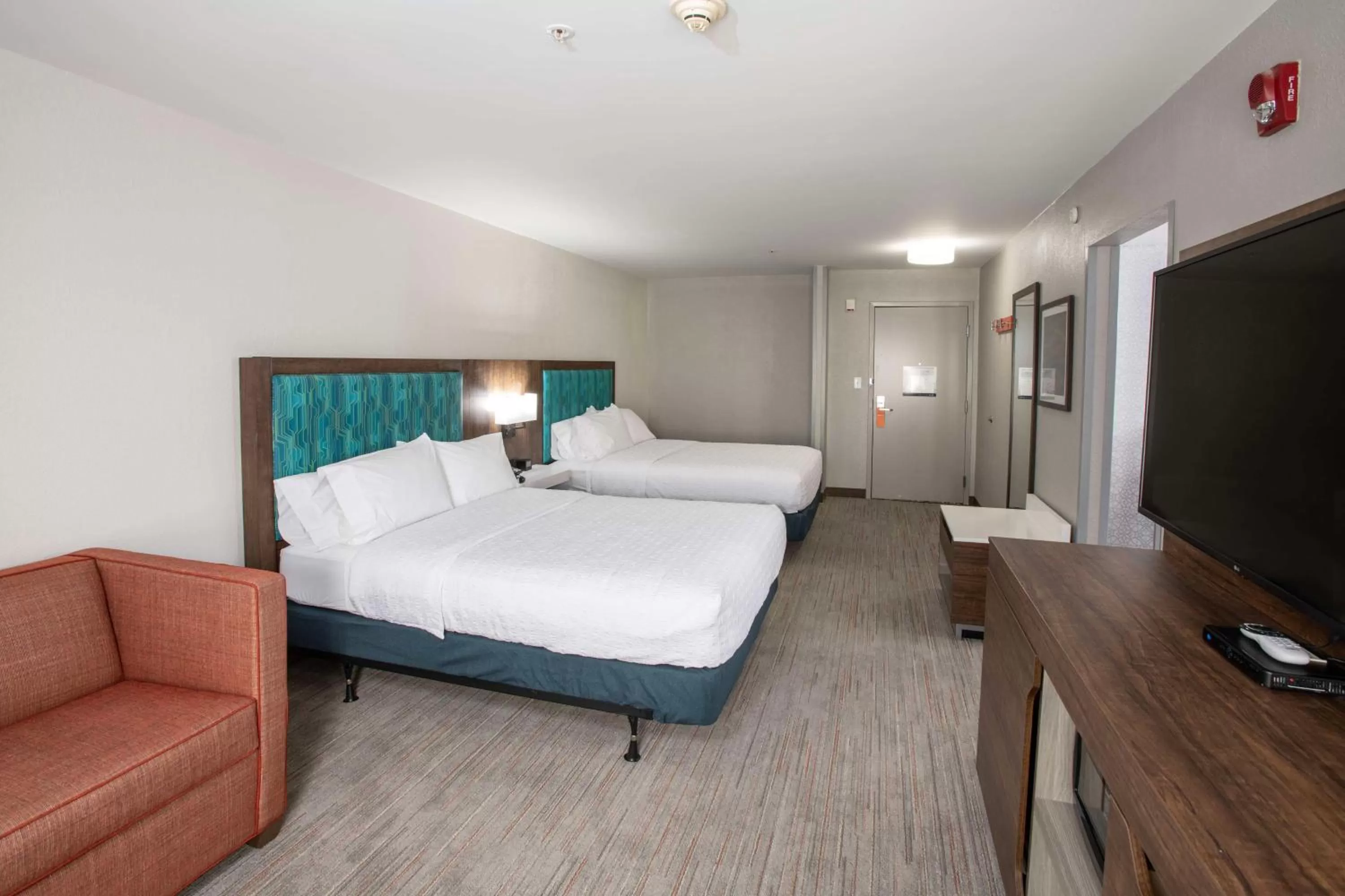 Queen Room with Two Queen Beds - Mobility and Hearing Access/Non-Smoking in Hampton Inn Dry Ridge