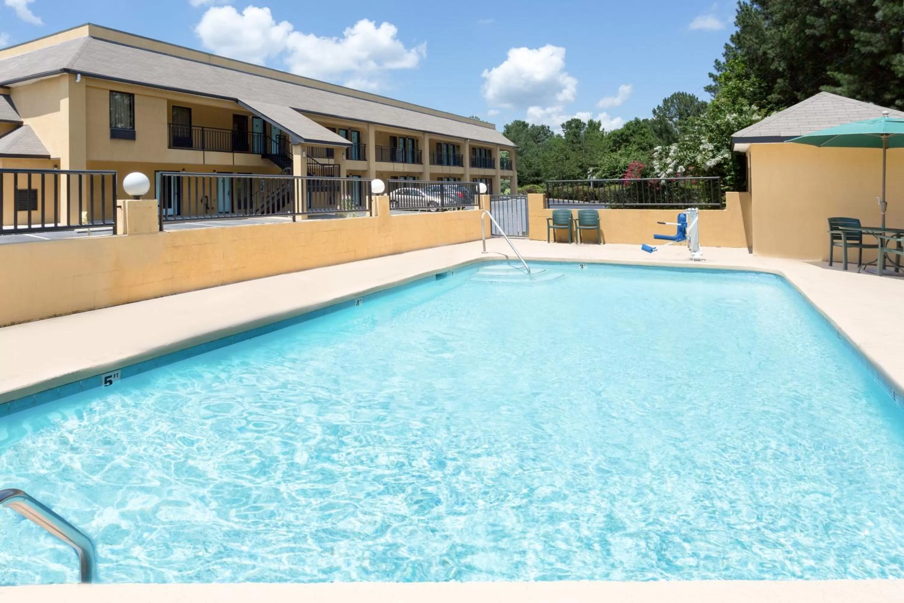 Deluxe King Room - Smoking in Days Inn by Wyndham Biscoe