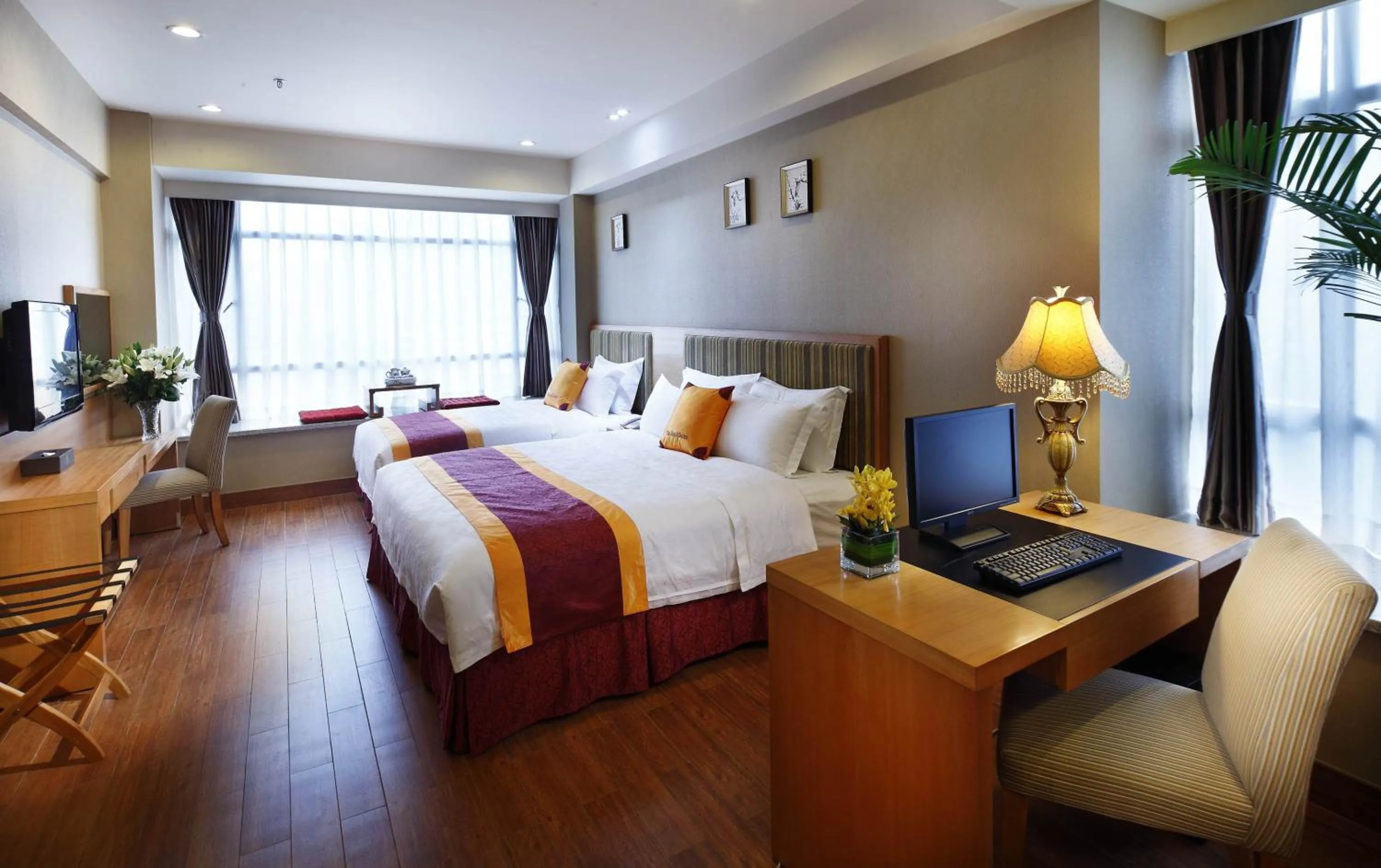 Deluxe Suite in Guangzhou The Royal Garden Hotel