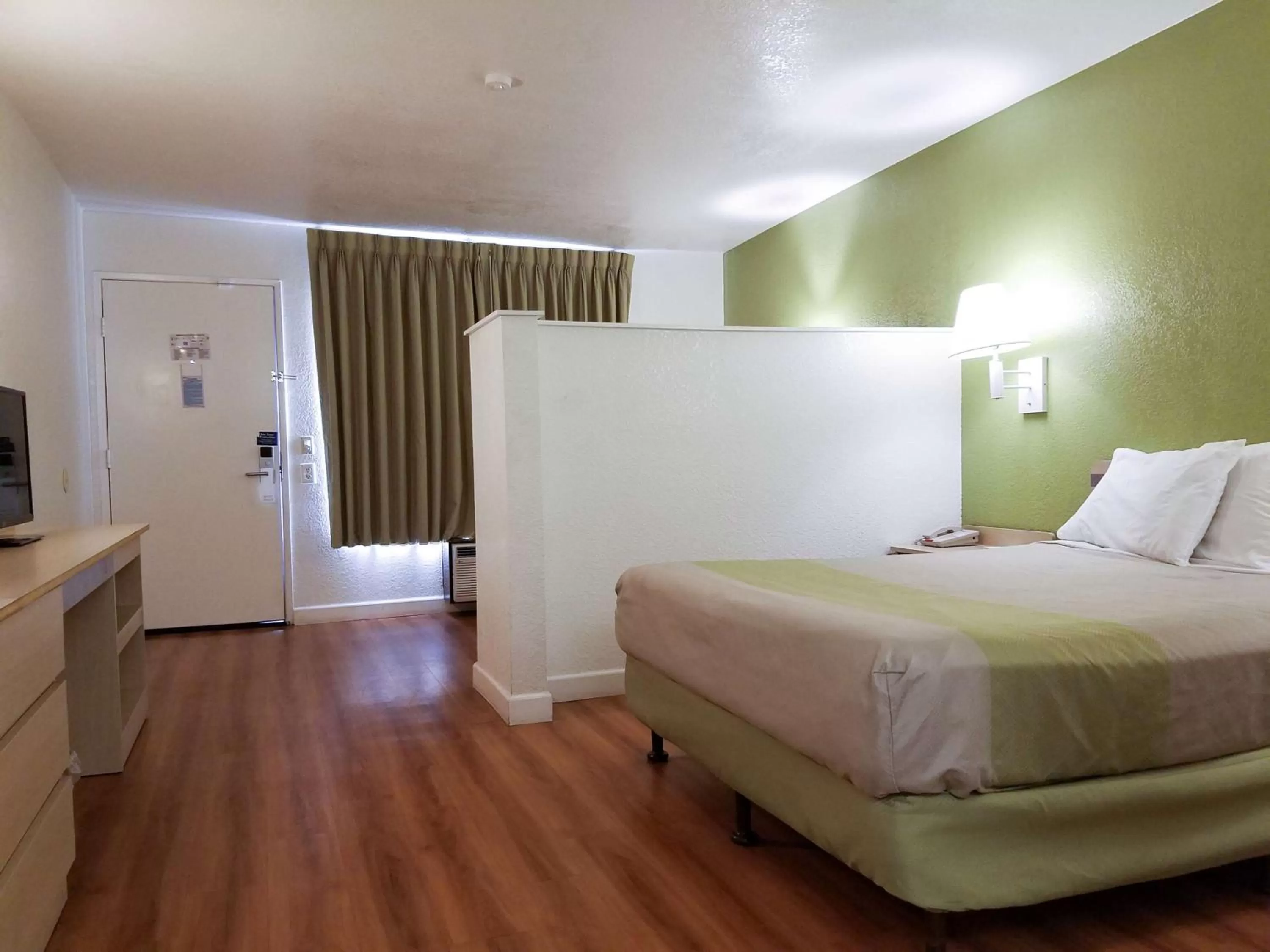 Queen Room - single occupancy - Non-Smoking in Motel 6 Hemet
