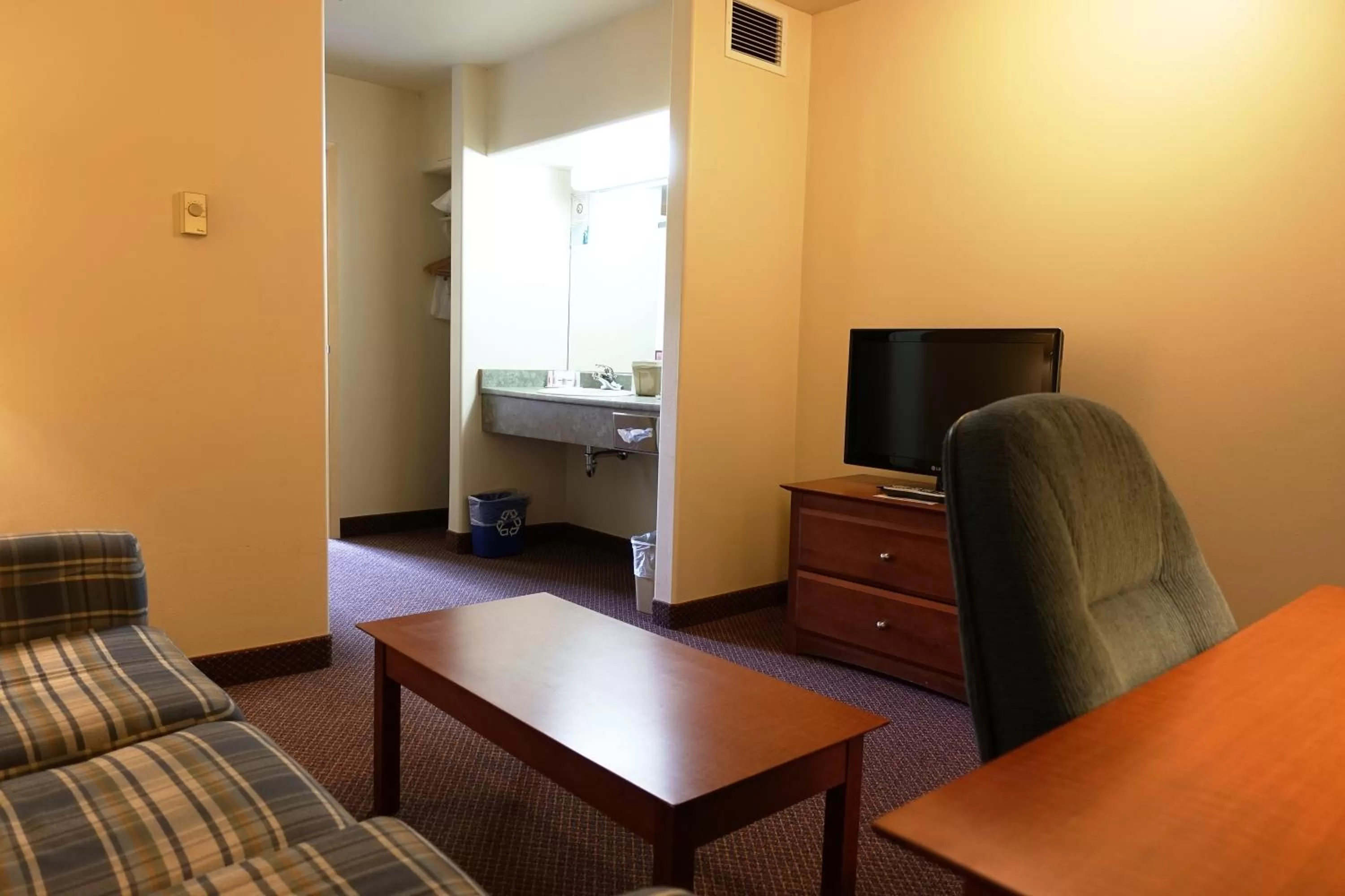 One-Bedroom Junior Queen Suite - Non-Smoking in Super 8 by Wyndham Caraquet