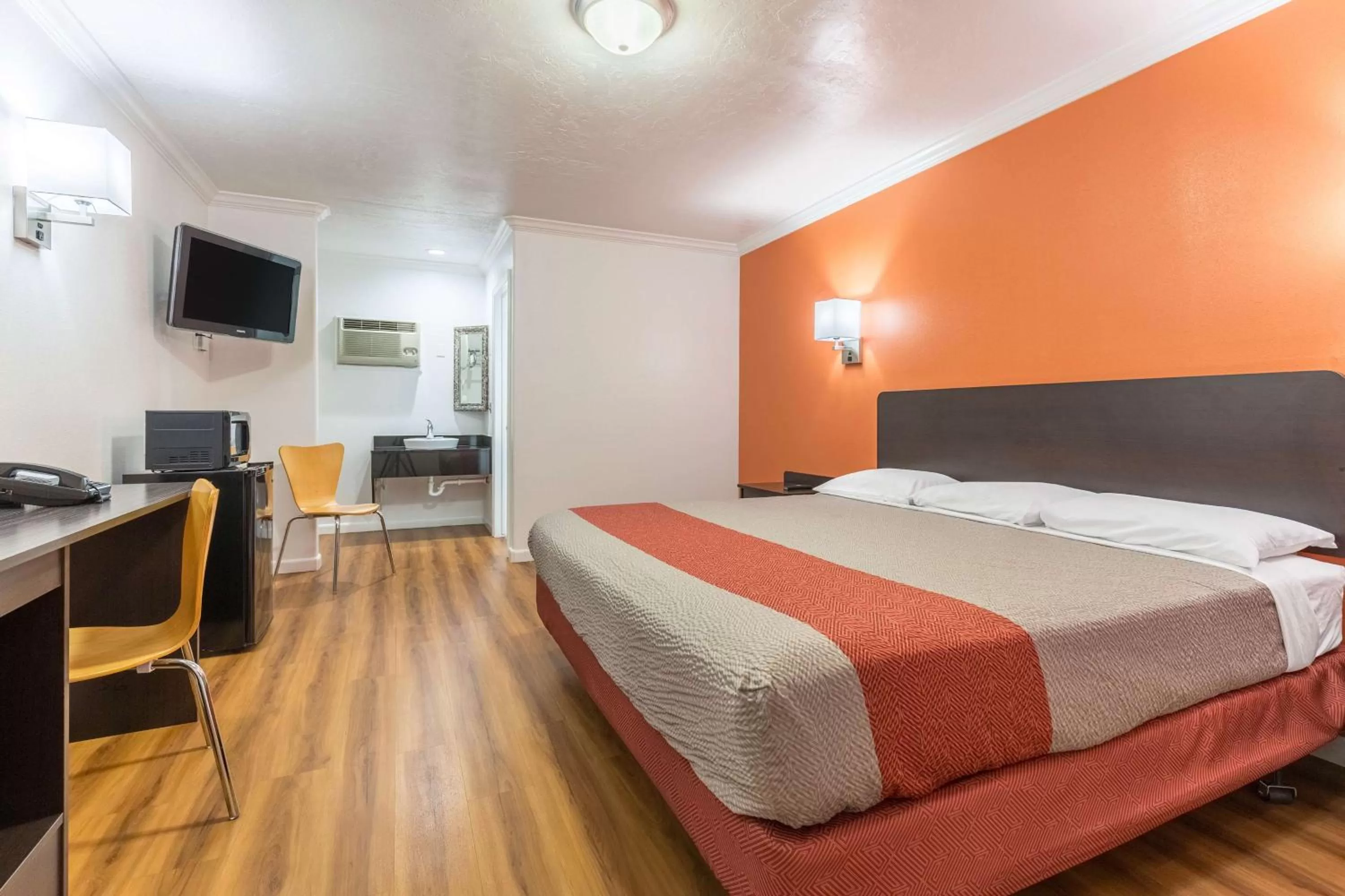 King Room - Non-Smoking in Motel 6 Tremonton, Utah