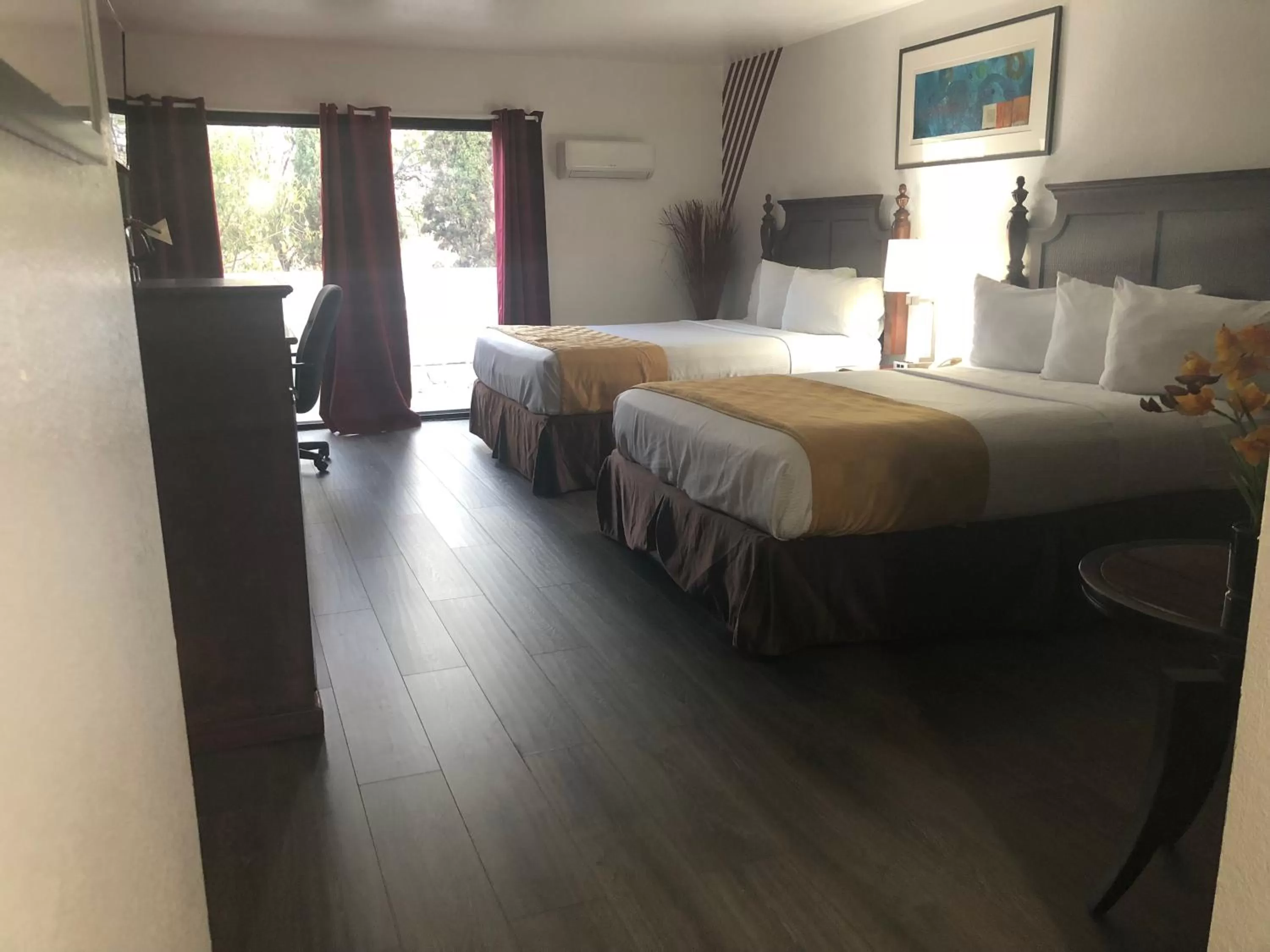 Queen Room with Two Queen Beds - Non-Smoking in Knights Inn Los Angeles Central / Convention Center Area
