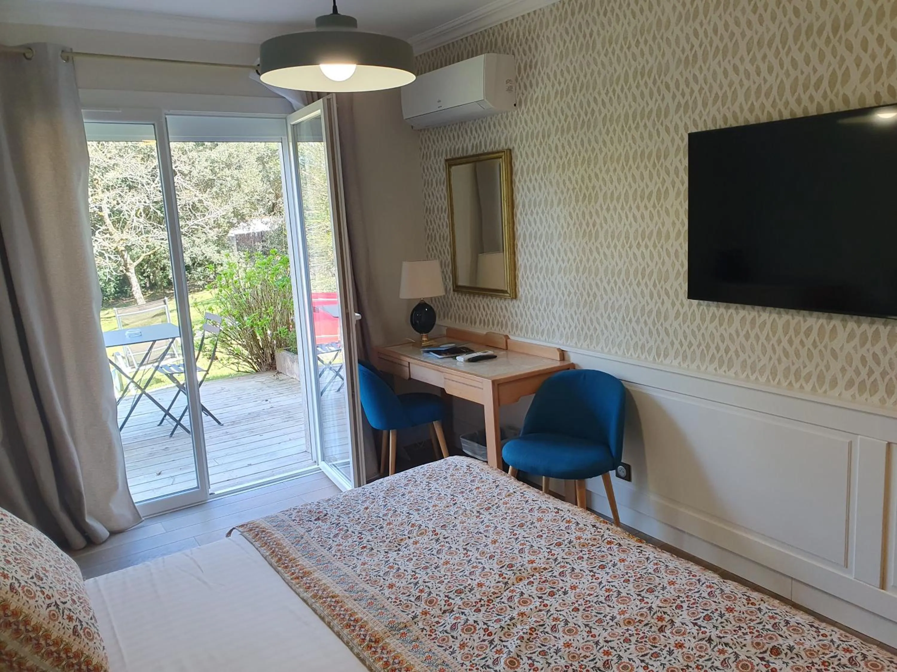 Double Room with Terrace in Hotel The Originals Residence de Rohan (EX RELAIS DU SILENCE)