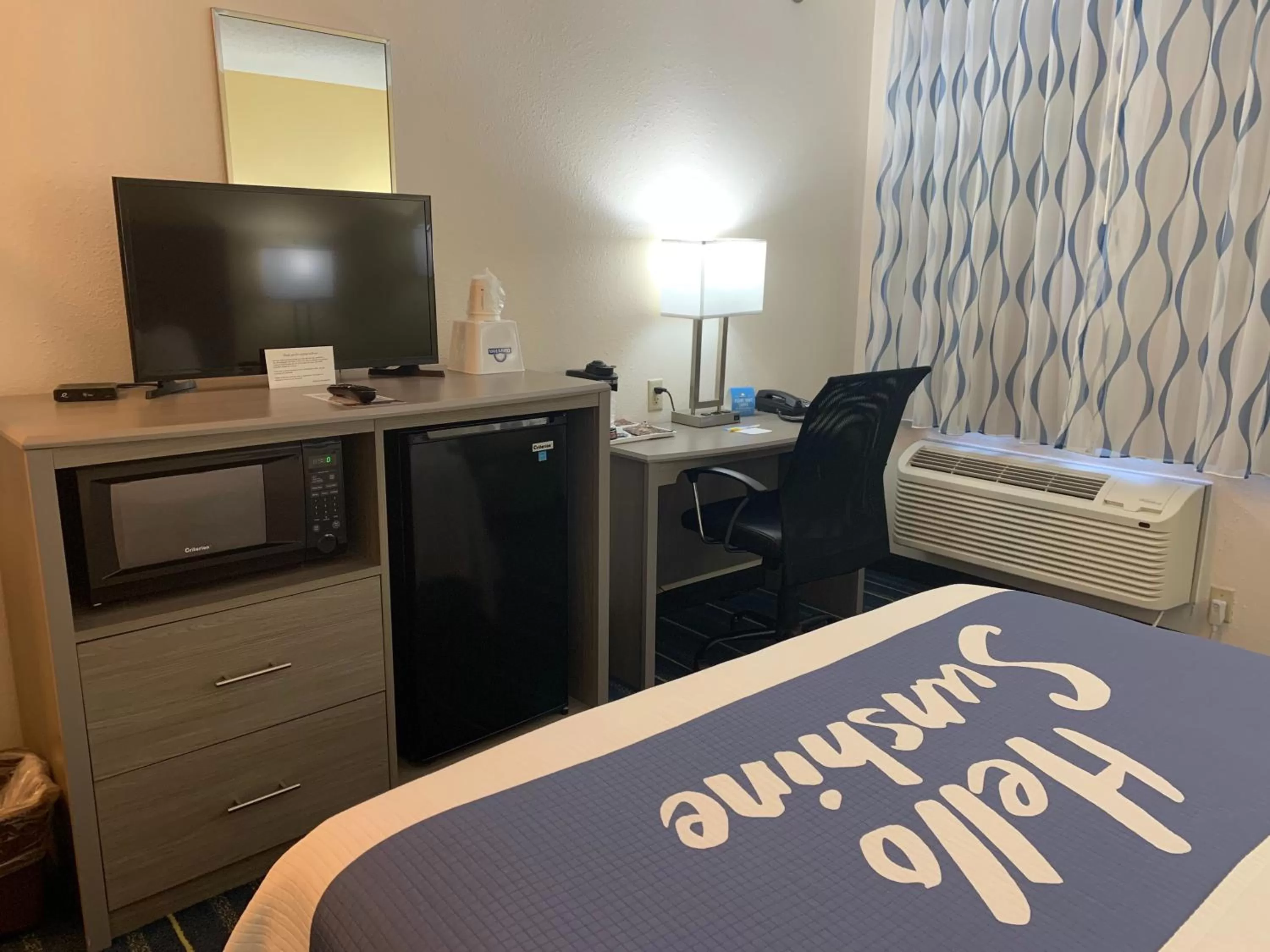 Queen Room - Non-Smoking in Days Inn by Wyndham Hinckley