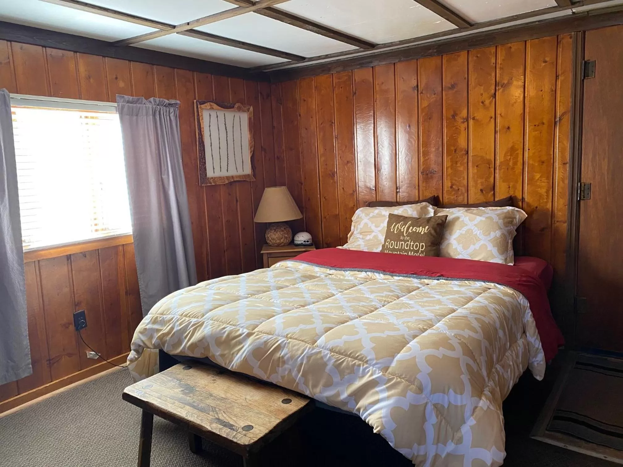 Cabin with kitchenette King in Roundtop Mountain Vista - Cabins and Motel