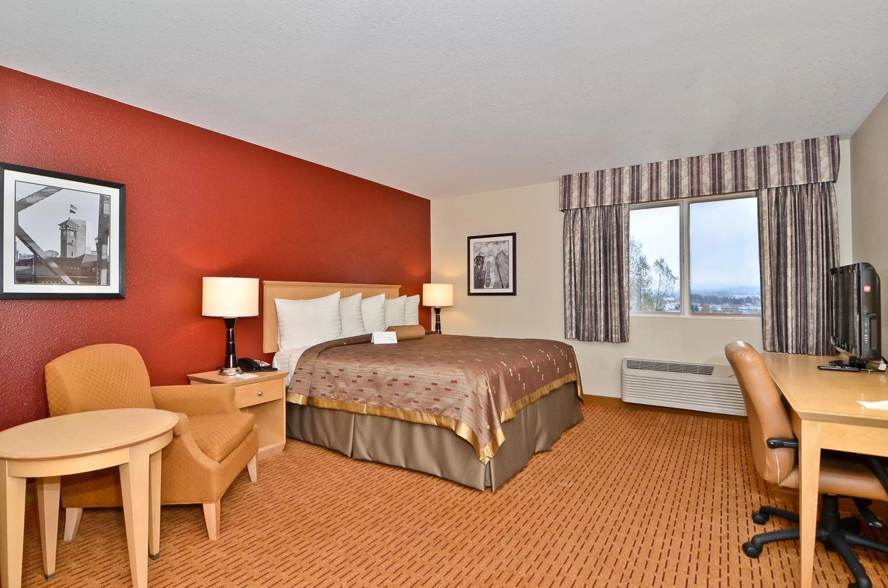 King Room in Clackamas Inn and Suites