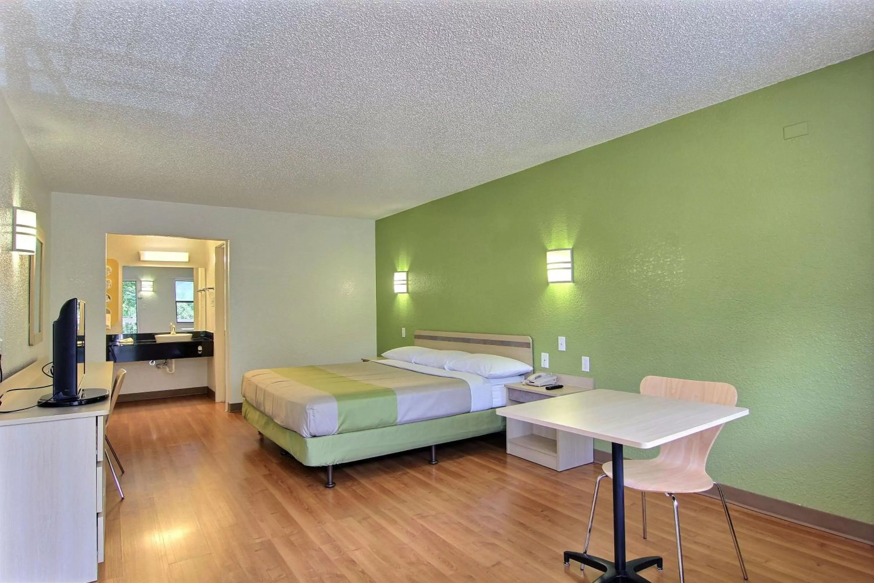 Deluxe King Room - single occupancy in Motel 6 Austin, TX - Central Downtown UT